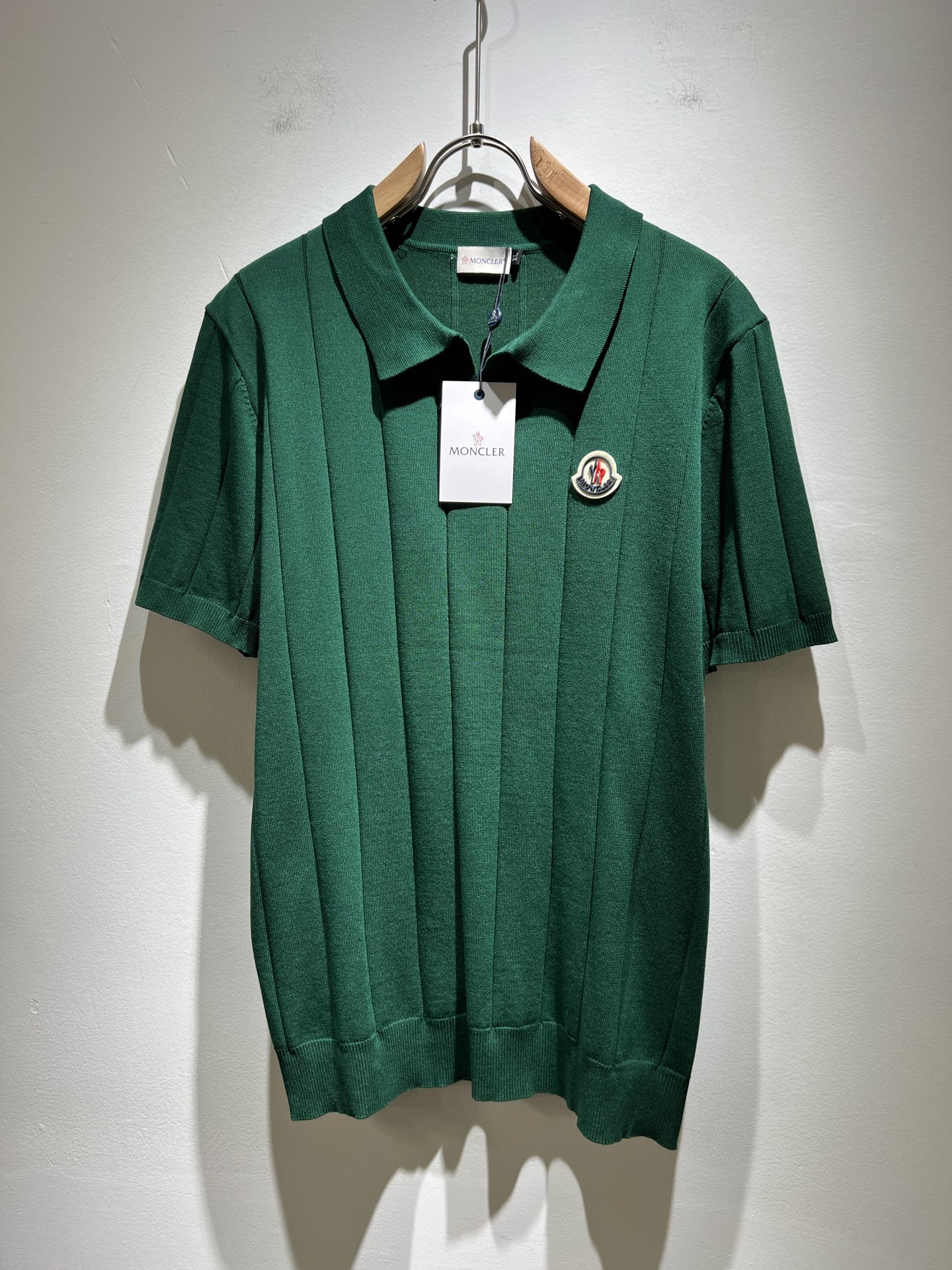 NO:144051,Moncler Mengjia's latest trade order knitted short-sleeved T-shirt in spring and summer 2025, full quality!  !  Internet celebrity style!  The craftsmanship adopts a chest badge design!  The upper body is comfortable and breathable, not stiff, and the overall body has a rich three-dimensional feeling, quality export orders, and chest logo pattern badge design!  Customized knitted fabric tailoring meets the simple needs of commuters for dressing. The upper body works well, looks slim and is not picky about the figure. The fabric workmanship is impeccable. Only good craftsmanship can make you look good and tasteful. It is a must-have item for everyone!  Size M-4XL 021015, christian louboutin,T-shirt,tees,t-shirt,alexander wang19860909Moncler蒙家 2025春夏最新的贸易订单针织短袖T恤,全品相！！网红款！工艺采用胸前徽章设计！上身舒适透气,不僵硬,整体有着丰富的立体感,品质出口订单,胸前logo图案徽章设计！定制针织面料剪裁,满足通勤人们对于着装的简约需求,上身效果很好,显瘦,不挑剔身材.面料做工....无可挑剔,好工艺好面料才能穿出好品味一款,人手必备单品！尺码M-4XL 021015,,christian louboutin,T-shirt,tees，t-shirt,alexander wang,Men's clothing