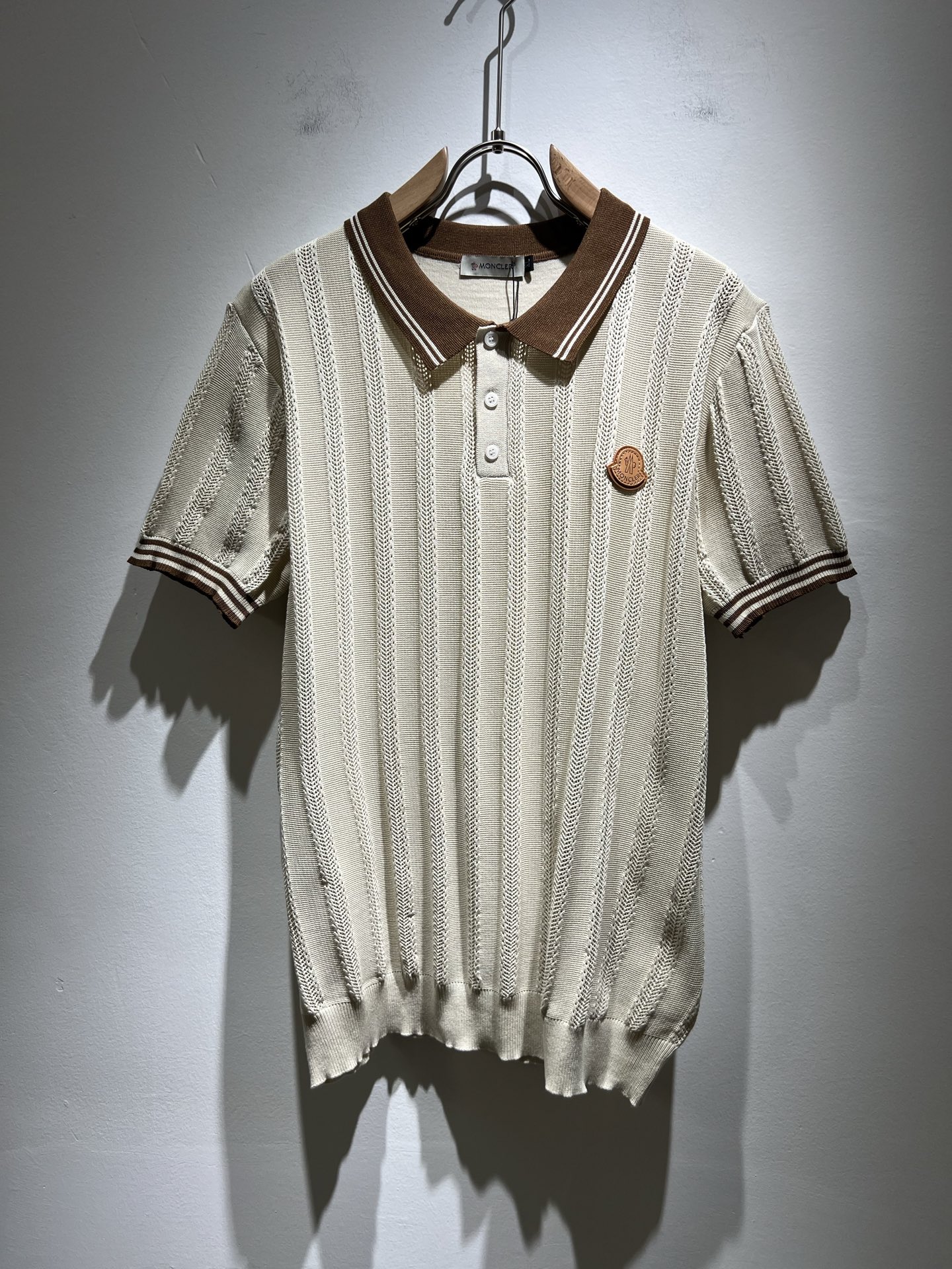 NO:144657,Moncler Mengjia's latest trade order knitted short-sleeved T-shirt in spring and summer 2025, full quality!  !  Internet celebrity style!  The craftsmanship adopts a chest badge design!  The upper body is comfortable and breathable, not stiff, and the overall body has a rich three-dimensional feeling, quality export orders, and chest logo pattern badge design!  Customized knitted fabric tailoring meets the simple needs of commuters for dressing. The upper body works well, looks slim and is not picky about the figure. The fabric workmanship is impeccable. Only good craftsmanship can make you look good and tasteful. It is a must-have item for everyone!  Size M-4XL, christian louboutin, T-shirt,tees, t-shirt,alexander wang19860909Moncler蒙家 2025春夏最新的贸易订单针织短袖T恤,全品相！！网红款！工艺采用胸前徽章设计！上身舒适透气,不僵硬,整体有着丰富的立体感,品质出口订单,胸前logo图案徽章设计！定制针织面料剪裁,满足通勤人们对于着装的简约需求,上身效果很好,显瘦,不挑剔身材.面料做工....无可挑剔,好工艺好面料才能穿出好品味一款,人手必备单品！尺码M-4XL,,christian louboutin,T-shirt,tees，t-shirt,alexander wang,Men's clothing