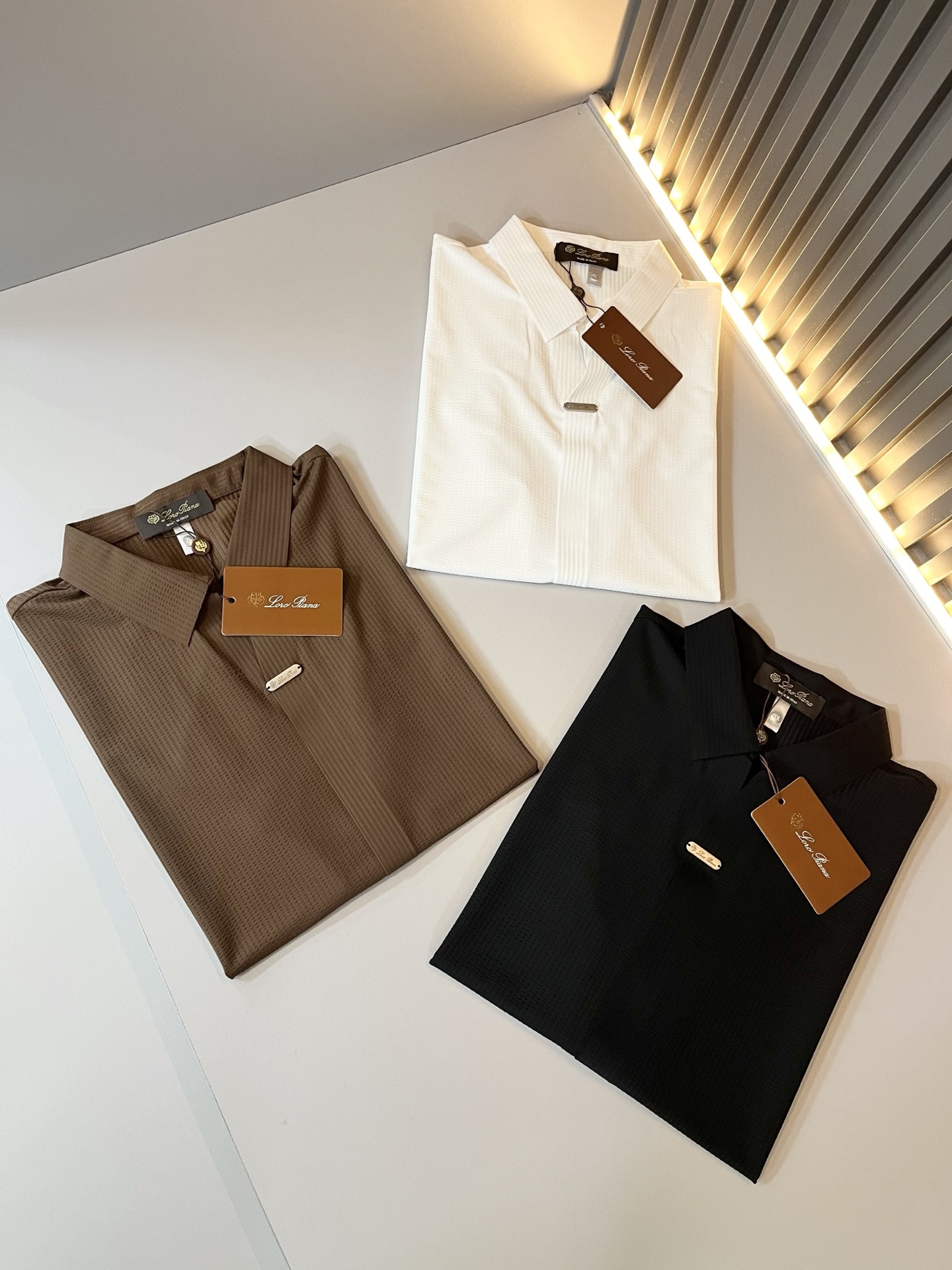 NO:144028,Loro Piana Nouyou Pianya The latest trade order lapel long-sleeved shirt for men in spring and summer 2025, full quality!  !  Designed with logo hardware pattern!  The upper body is comfortable and breathable, not stiff, and the overall three-dimensional feeling is rich, with quality export orders, customized exclusive fabric tailoring to meet the simple needs of commuters for dressing. The upper body is very effective, it looks slim and not picky about the figure. The fabric workmanship... Improper, good craftsmanship can make you look good and tasteful, a must-have item for everyone!  Size M-4XL 021015, loro piana, alexander wang19860909Loro Piana诺悠翩雅 2025春夏男士最新的贸易订单翻领长袖衬衣,全品相！！采用logo五金图案设计！上身舒适透气,不僵硬,整体有着丰富的立体感,品质出口订单,定制专属面料剪裁,满足通勤人们对于着装的简约需求,上身效果很好,显瘦,不挑剔身材.面料做工....无可挑剔,好工艺好面料才能穿出好品味一款,人手必备单品！尺码M-4XL 021015,,loro piana,alexander wang,Men's clothing