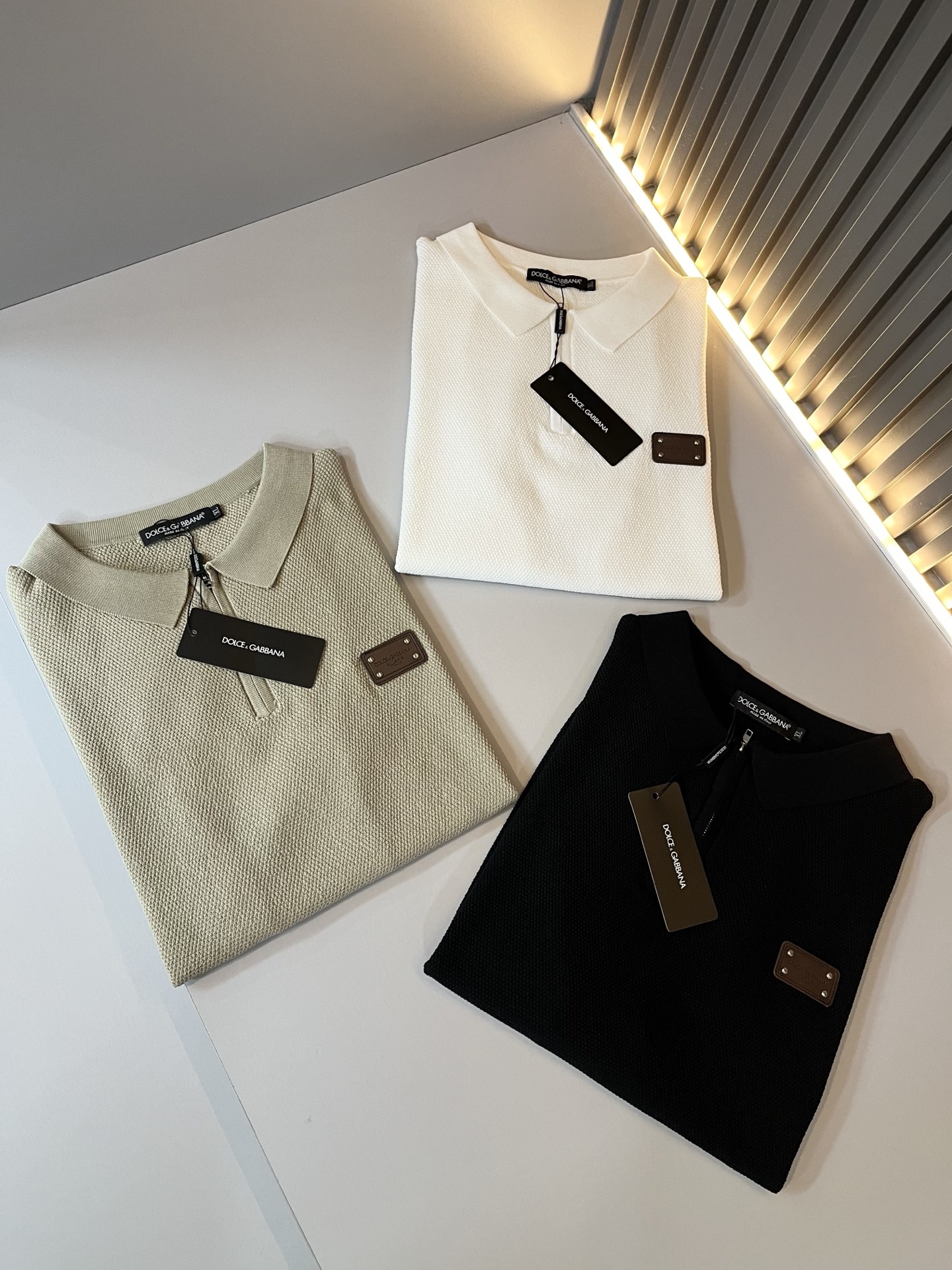 NO:144009,Dolce&Gabba*a 2025 spring and summer new short-sleeved sweater, released simultaneously in the counter!  Customized exclusive cotton fabric, chest leather logo design!  Simple and generous, calm and versatile, extremely high-end, perfectly integrated with fashion and style, a top fashionable style that perfectly suits the outside wear!  The overall feeling is natural!  The ultimate classic versatile short-sleeved T-shirt uses the latest three-dimensional logo elements to highlight the concave and convex texture!  The ultimate perfection of heavy industry!  Fans who pursue high quality are please buy them by themselves, and all fans who know the goods are invited to appreciate this model together!  !  Size M-4XL 021015, Dolce & Gabbana, Dolce & Gabbana, T-shirt,tees, t-shirt,alexander wang19860909Dolce&Gabba*a 杜嘉*纳2025春夏新款短袖针织衫,专柜同步发售！定制专属纯棉面料,胸前皮革logo设计！简约大方,从容百搭,档次极高,完美融入时尚还有风情感一款完美符合外穿的顶尖时髦气质款！整体给人浑然天成的感觉！极致经典的百搭型短袖T恤,采用最新的立体logo元素凸显凹凸质感！极致的重工极致的完美！追求高品质的粉丝们请自行抢购,诚邀所有识货的粉丝一同鉴赏此款！！尺码M-4XL 021015,,Dolce&Gabbana,Dolce&Gabbana,T-shirt,tees，t-shirt,alexander wang,Men's clothing