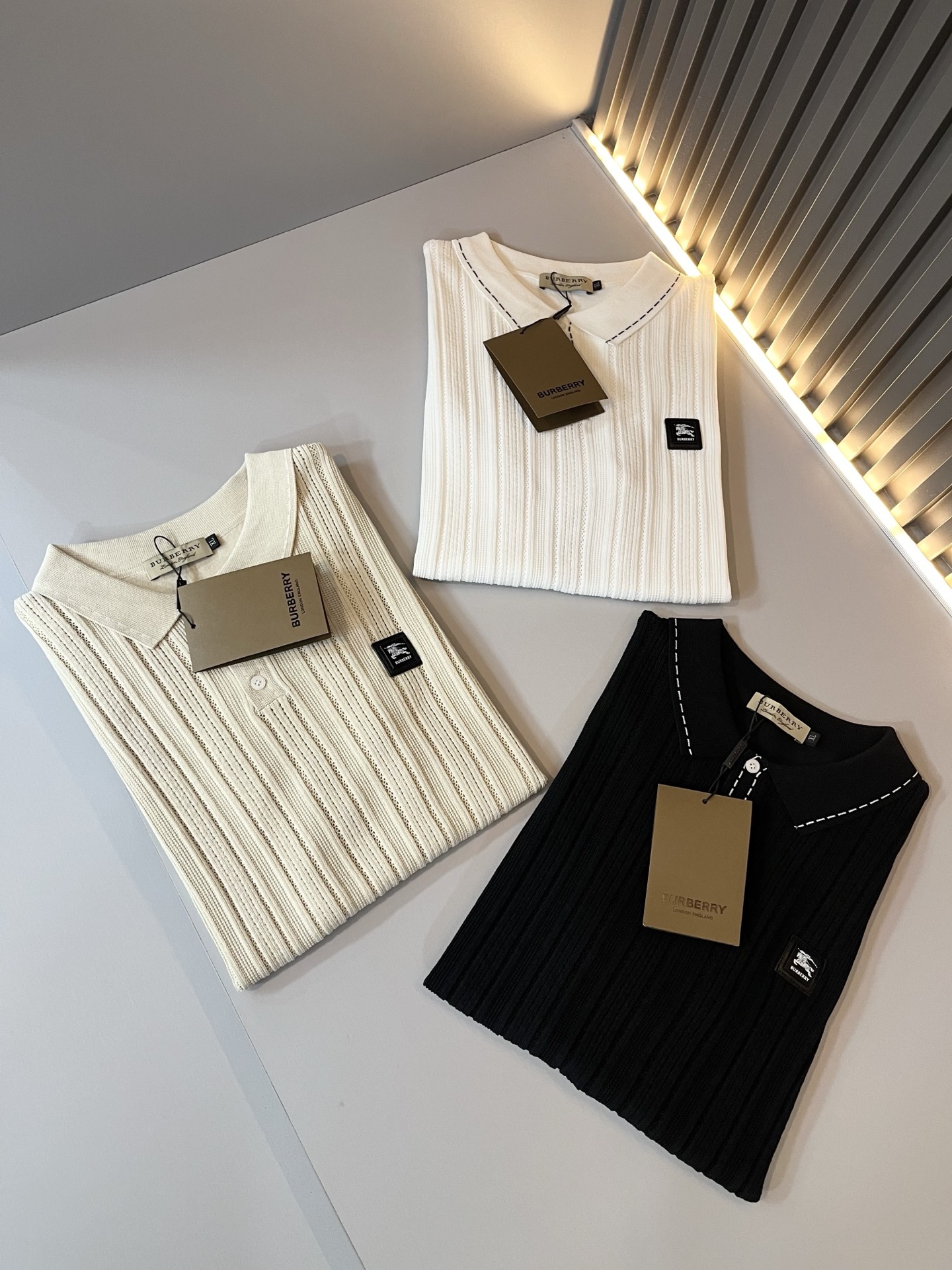 NO:144018,Bur*erry 2025 spring and summer new men's top lapel knitted short-sleeved T-shirt, the latest brand design elements!  Neither monotonous nor complicated, it shows taste just right!  Customized top-quality original exclusive fabrics for customer supply!  Breathable, comfortable and breathable, the unique high-end fabric presents a simple and elegant temperament!  Leather logo design on chest!  The matching design is extremely charming with the brand’s unique style!  Standard cut design!  Every detail is a synchronized with high-end fashion. Size: M-4XL 021015, burberry, T-shirt, tees, t-shirt, alexander wang19860909Bur*erry 巴*莉 2025春夏新款男士顶级翻领针织短袖T恤,品牌最新设计元素！既不单调也不复杂,恰到好处的展现品味！客供定制顶级原版专属面料！透气舒适透气根本不在话下,面料独具的高奢感呈现简约优雅气质！胸前皮革logo设计！搭配设计极具品牌独特风格魅力！标准裁剪设计！每一处细节都是与高端时尚同步的体现.尺码:M-4XL 021015,,burberry,T-shirt,tees，t-shirt,alexander wang,Men's clothing