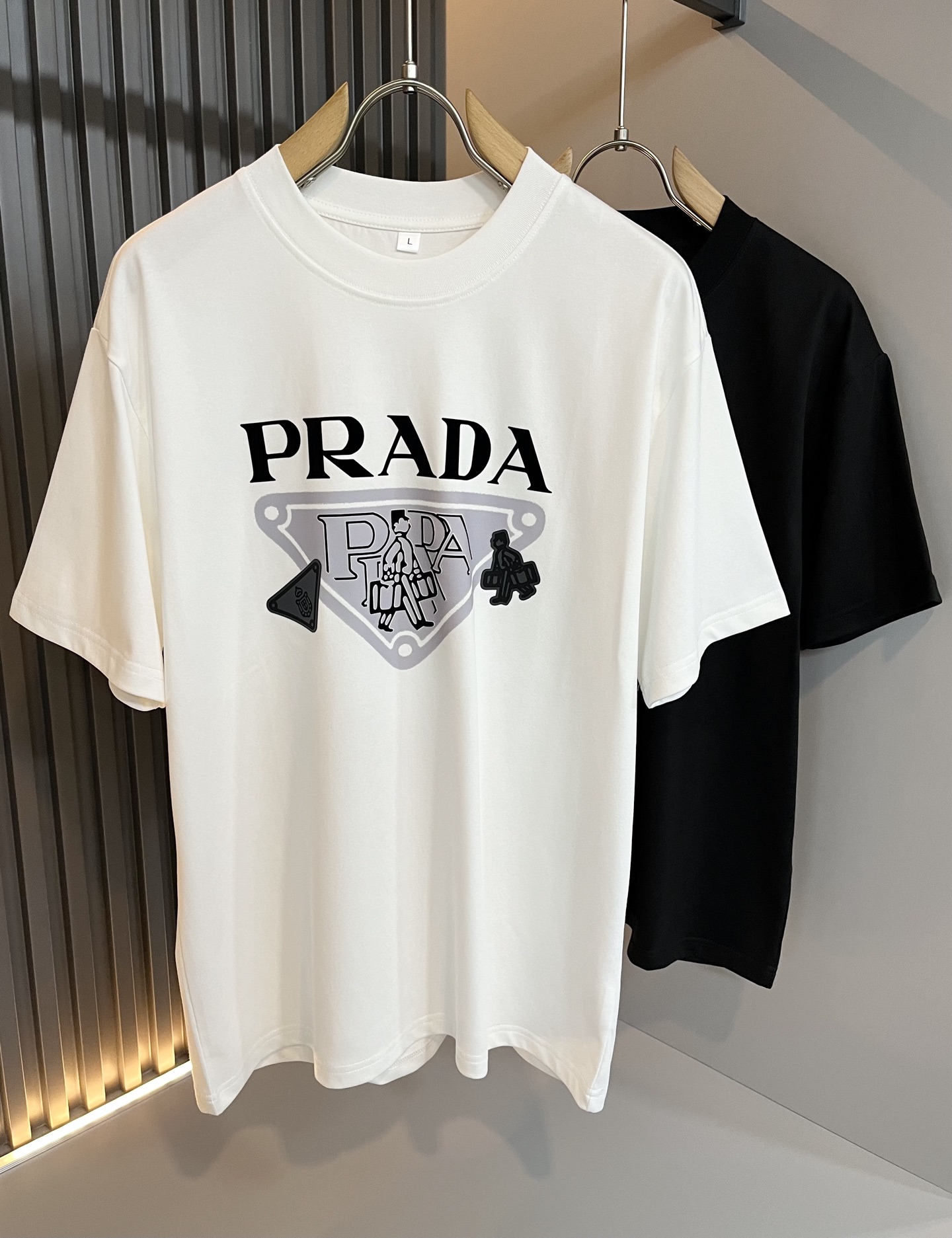 NO:144494,PRAD*A Pu*da 2025 spring and summer new short-sleeved T-shirt for men and women, the latest model is exclusively available on the entire network!  !  ~ It is classic and fashionable and versatile, who doesn’t like it? It will show the classic again. It is very pleasing to the eye and comes with a low luxury halo and recognition!  Pr*da's traditional brand concept and modern advanced technology are perfectly combined. Coupled with the extremely modern and simple design, P's exclusive logo pattern glue pressing design!  Customized 100% imported pure cotton fabric!  The texture of this model is quite touching, the specifications and grades are known with tentacles. The degree of delicateness and breathability are top-notch!  Size M-4XL, prada, T-shirt,tees, t-shirt,alexander wang19860909PRAD*A普*达2025春夏新款男女同款短袖T恤,最新款全网独家首上！！~既经典有时尚百搭,谁不爱啊,将经典再次展现,非常的耐看,自带低奢光环与辨识度！Pr*da传统的品牌理念和现代化的先进技术进行了完美结合.加上极其现代摩登风范的简约设计,p家专属logo图案压胶设计！定制百分百进口纯棉面料！此款的质感相当感人 触手便知规格档次 细腻程度与透气效果堪称顶级！尺码M-4XL,,prada,T-shirt,tees，t-shirt,alexander wang,Men's clothing