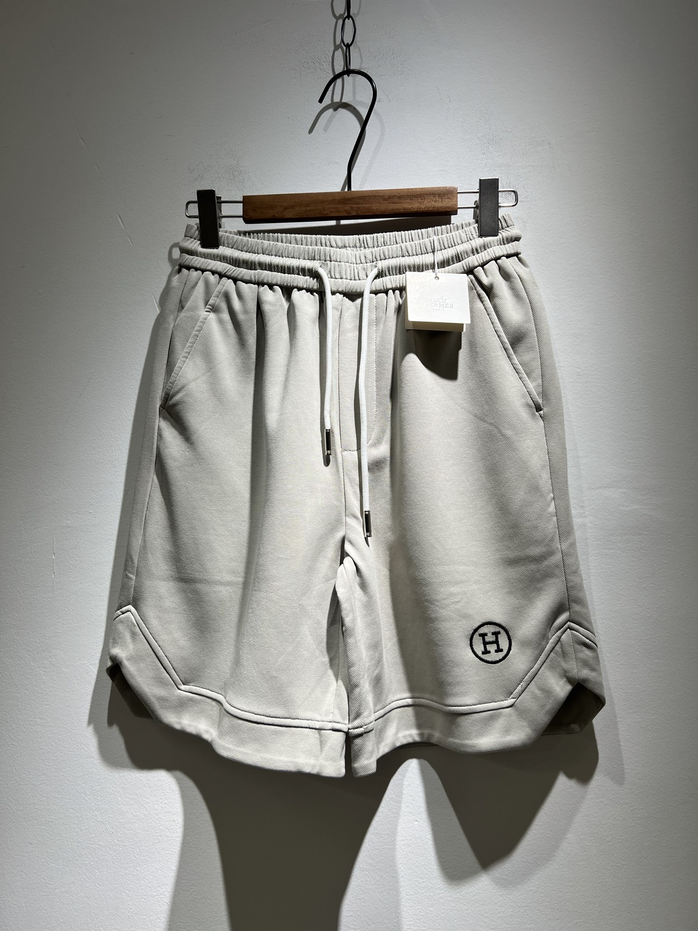 NO:149381,HERM*S AXS 2025 spring and summer men's high-end casual shorts, overseas trading company channel orders!  Shanghai Henglong store is on sale!  It is high-end, simple, and has exquisite craftsmanship and materials. It is very rigorous and demanding in pursuit of quality. It uses every detail to prove its brand image!  The typical essence of H home, the very representative H logo design!  The brand image of H home is perfectly explained, and the brand logo is built. The fabric is perfectly transformed and sublimated. The heavy environmentally friendly plant enzyme washing process has a unique retro style. It is quite outstanding. It is recognized as a universal and versatile color number and can withstand the test of any season.  Well-tailed, clean, refreshing and neat!  Size M-4XL, hermes, shorts, alexander wang19860909HERM*S爱*仕 2025春夏男士高端休闲短裤,海外贸易公司渠道订单 ！上海恒隆店在售！高级、简约,工艺和用料方面都颇为考究,对于品质的追求非常严谨和苛刻,用每一个细节来力证自身品牌形象！H家的典型精髓,极具代表性的H标识logo设计！将H家的品牌形象完美阐释出来,构建出品牌LOGO,面料得到完美蜕变和升华,重磅环保植物酵素水洗工艺,肌理有着独特的复古风格,相当出彩,公认的万能百搭色号,经得住任何季节的考验配色！剪裁精良,干净清爽且利落！尺码M-4XL,,hermes,shorts,alexander wang,Men's clothing