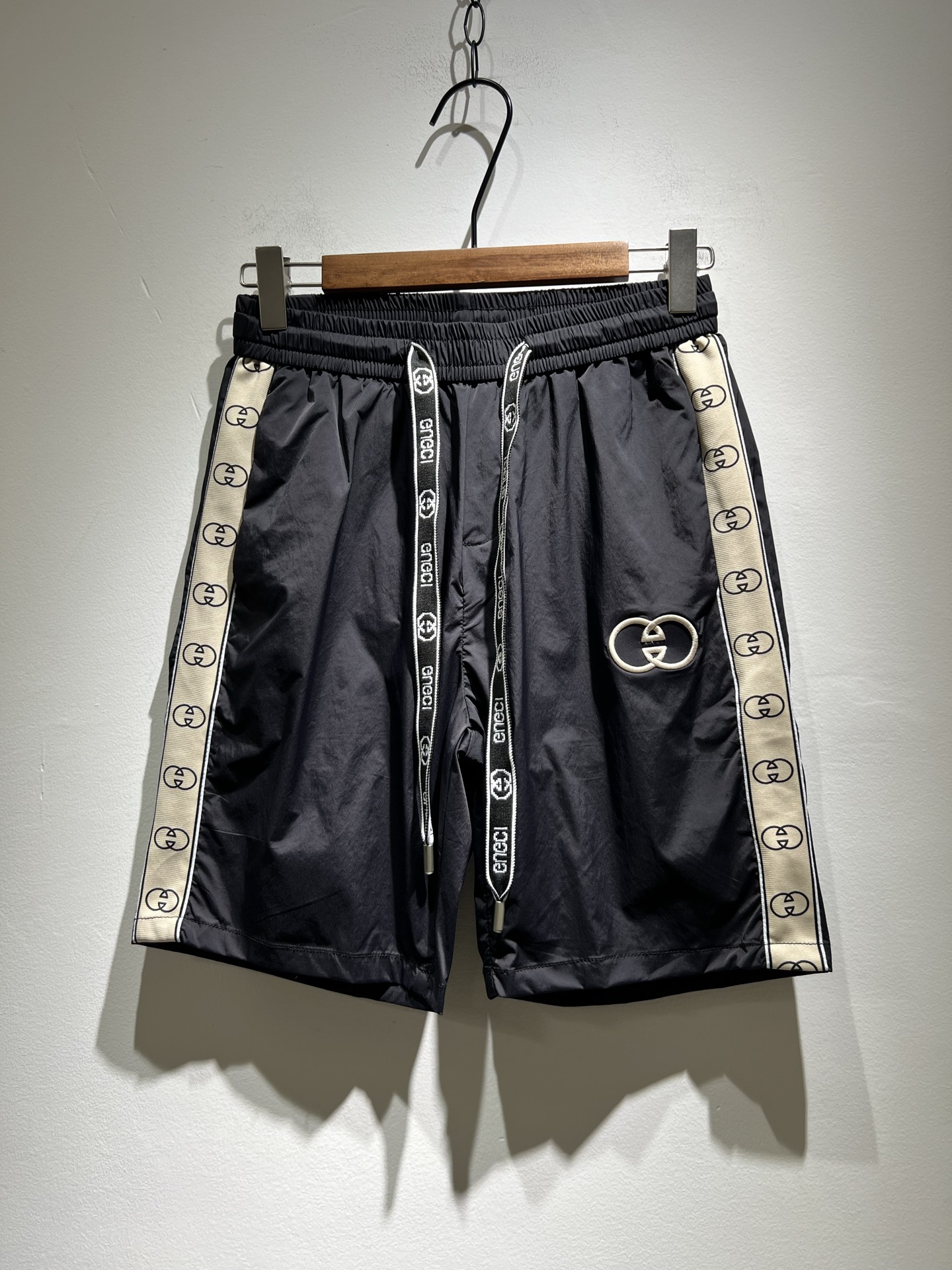 NO:149374,Gucc* Gujia 2025 Spring and Summer latest series of basic round necks for men and women, casual shorts for men and women, the same style for men and women!  Trading companies have sparse channels and are released on the official website at the same time!  New fashion elements design!  Letter logo pattern embroidery design!  Injecting full vitality into the new series, this T-shirt is carefully selected for imported polyester fiber fabrics. The fabric feels skin-friendly and soft and delicate, and has an extremely comfortable and breathable wearing experience. The whole item is very eye-catching and fashionable, and is deeply loved by young people today!  Basic loose fitting cut, neutral style regardless of age or gender, suitable for matching all the styles and looks you need in your daily life!  It is recommended to wear couple outfits to go out on the street to make it more pleasing to the eye!  Size: M-3XL, gucci, gucci, shorts, tees, t-shirt, alexander wang19860909Gucc*古家 2025春夏最新系列基础圆领男女同款休闲短裤,男女同款！贸易公司渠道稀出,同步官网发售 ！ 新时尚元素设计！字母logo图案刺绣设计！为全新系列注入满满活力,这款T恤衫用心甄选客供进口聚酯纤维面料制成,面料手感亲肤柔软细腻,拥有着无比舒适透气性的穿着体验,整件单品极具吸睛度与时尚感,深受当下年轻人的喜爱！基础宽松版型裁剪,不分年龄与性别的中性款式,适合搭配你日常所需的所有风格与造型！建议搭配情侣装出街会更为养眼出色！尺码:M-3XL,,gucci,gucci,shorts,tees，t-shirt,alexander wang,Men's clothing