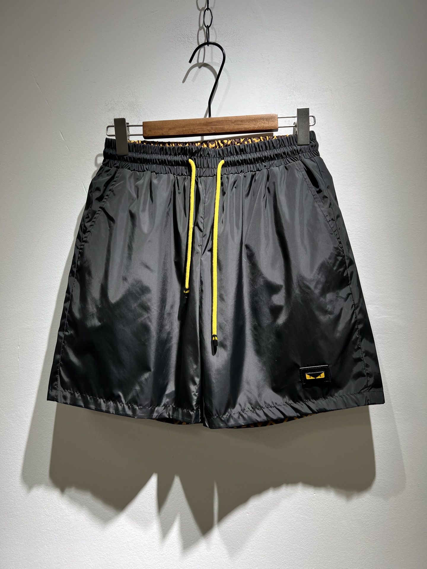 NO:153229,FEN*DI FEN*Die Double-sided wear!  2025 spring and summer new classic casual versatile drawstring shorts, trading company channel orders, FD early spring versatile casual shorts, trendy design among big brands, original exclusive pure cotton material for customer supply!  It has a wide feeling and will not soften and have a texture!  The wiring is neat and delicate, custom drawstrings at the waist, and a panoramic FF logo logo printing design!  Showing the brand’s accent, it is the most fashionable to wear any short sleeves at will. It is the first choice for spring and summer wardrobe and one of the must-have brands in fashion trendsetter wardrobe!  Very brand recognition!  And the creation of bright devil eyes is very eye-catching!  The drawstring design is very user-friendly, and the overall versatile and beautiful!  Size M-3XL, fendi, shorts, T-shirt, alexander wang19860909FEN*DI芬*迪 双面穿！2025春夏新款经典休闲百搭抽绳短裤,贸易公司渠道订单,FD早春百搭休闲短裤,大牌中的潮流设计,客供原版专属纯棉材质！自带挺阔感不会软塌有质感！走线工整细腻,腰部定制抽绳,全景FF标志logo印花设计！彰显品牌腔调,随意搭任何短袖都是最时尚的存在,春夏衣橱首选单品,时尚弄潮儿衣柜中必备品牌之一！非常具有品牌辨识度！且亮色恶魔眼的打造,十足吸睛！抽绳的设计非常人性化,整体百搭又好看！尺码M-3XL,,fendi,shorts,T-shirt,alexander wang,Men's clothing