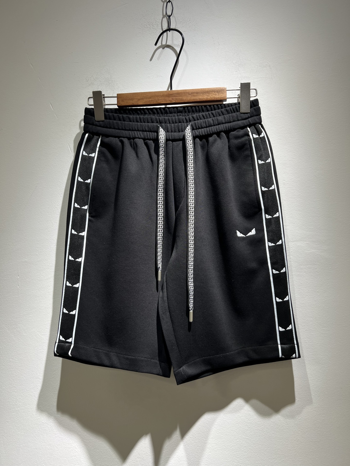 NO:155314,FEN*DI FEN*DI Spring and summer new classic casual versatile drawstring casual shorts, trading company channel orders, FD versatile casual pants, trendy design among big brands, customer-supplied original exclusive pure cotton material!  It has a wide feeling and will not soften and have a texture!  The wiring is neat and delicate, custom drawstrings at the waist, and trouser legs webbing logo embroidery design!  It is the most fashionable to wear any top, the first choice for autumn and winter wardrobe, and one of the must-have brands in fashion trendsetter wardrobe!  Very brand recognition!  And the creation of bright devil eyes is very eye-catching!  The drawstring design is very user-friendly, and the overall versatile and beautiful!  Size M-3XL, fendi, shorts, alexander wang19860909FEN*DI芬*迪 春夏新款经典休闲百搭抽绳休闲短裤,贸易公司渠道订单,FD百搭休闲裤,大牌中的潮流设计,客供原版专属纯棉材质！自带挺阔感不会软塌有质感！走线工整细腻,腰部定制抽绳,裤腿织带logo刺绣设计！随意搭任何上衣都是最时尚的存在,秋冬衣橱首选单品,时尚弄潮儿衣柜中必备品牌之一！非常具有品牌辨识度！且亮色恶魔眼的打造,十足吸睛！抽绳的设计非常人性化,整体百搭又好看！尺码M-3XL,,fendi,shorts,alexander wang,Men's clothing