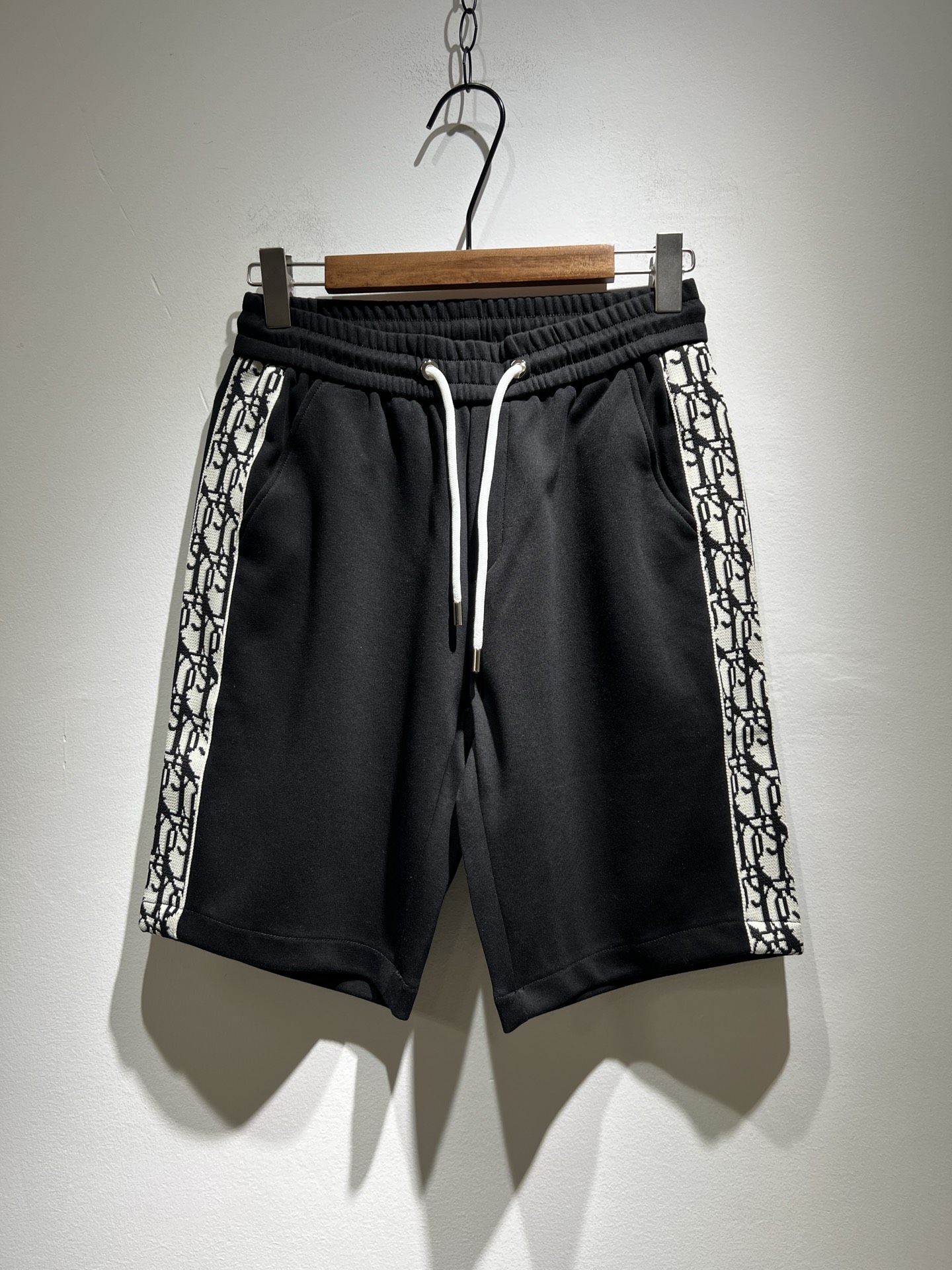 NO:153223,Dio*Di*Ao 2025 spring and summer new styles for men and women, casual drawstring webbing casual shorts, same style for men and women!  Match with the logo of presbyterian letters!  Fashionable sports casual pants!  The fabric is made of imported materials!  Made of exclusive fabrics, the fabric feels solid, thick, soft and soft. It is very skin-friendly and comfortable to wear with close body, and it is also extremely breathable and hygroscopic. It is a brand logo product!  Integrate the avant-garde street atmosphere into this item, exuding a sense of vitality and youthful fashion!  Casual trouser style cuts, easy to control for both men and women!  Recommended treasures that are hard to come by, don’t miss them if you like them!  Size M-3XL, dior, shorts, alexander wang19860909Dio*迪*奥 2025春夏新款男女同款休闲抽绳织带休闲短裤,男女同款！搭配老花字母logo设计！时尚运动休闲裤！面料采用进口材质！专属面料制作而成,面料手感瓷实温厚软糯,贴身穿着非常的亲肤舒适,并且透气性与吸湿性也极为优越,满满品牌标志产品！将前卫的街头气息融入进这款单品之中,散发着满满的活力与青春时尚感！休闲的裤装版型裁剪,无论男女皆可轻松驾驭！可遇不可求的宝藏好物推荐,喜欢的千万不要错过！尺码M-3XL,,dior,shorts,alexander wang,Men's clothing