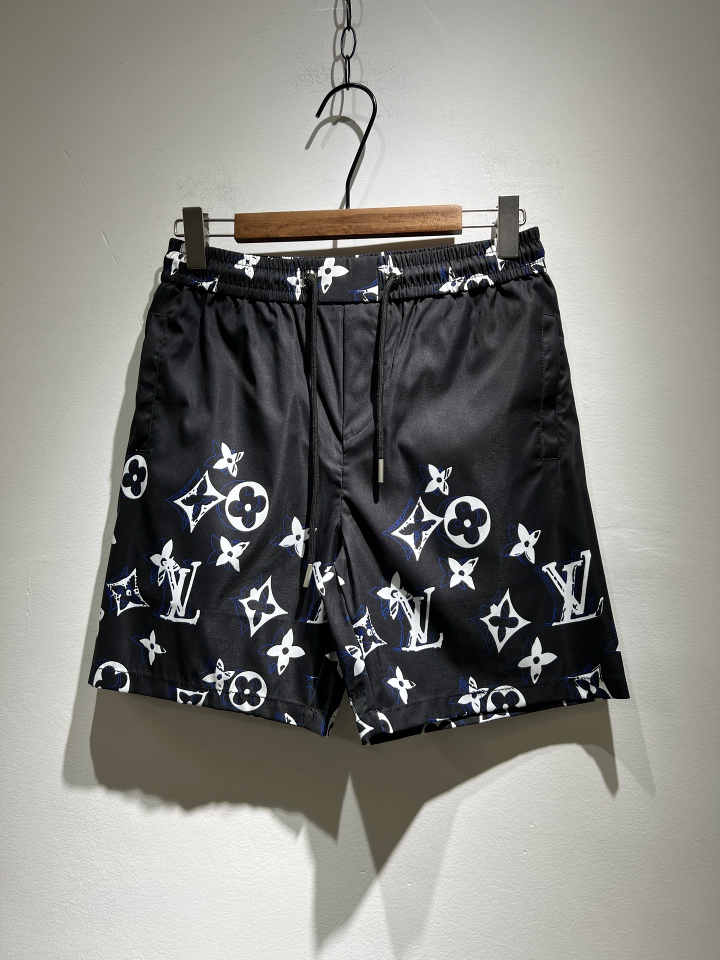 NO:149411,Louis Vuit*on Louis*den 2025 Spring and Summer Men and Women's Logo Casual Shorts, 2025 New Men and Women's Casual Shorts are launched, and it is another masterpiece that makes people shine!  Theme concept of the road * Vuitton, panoramic logo pattern printing decoration!  You can immediately feel its uniqueness when worn on the body, with a strong brand style and a relaxed look that will make you the highlight of the public!  Just because I was planted at a glance, I had to use materials, handicrafts, design and other production processes to the extreme, and imported polyester fiber fabrics!  The texture of this model is quite touching, the specifications and grades are known at the tentacles. The delicateness and breathability are top-notch. It instantly kills all versions in the industry. The versatile and elegant style is popular all over the world as soon as it was released. Hollywood big names and celebrities and internet celebrities are all taking the lead in buying it. I recommend it by myself. I must buy a shorts for men and women this summer!  Size M-4XL, louis vuitton,louis vuitton,shorts,alexander wang19860909Louis Vuit*on路易*登 2025春夏男女同款logo休闲短裤,2025新款男女同款休闲短裤上线了,又是一件让人眼前一亮的佳作！主题概念的路*威登,全景logo图案印花修饰！穿上身马上就能感受到它的与众不同,品牌风格浓烈,轻松的能让你变成大众亮点！只因为一眼就被种草,喜欢就要任性用料、手工、 设计等各方面的制作工序都是做到了极致,百分百进口聚酯纤维的面料！此款的质感相当感人 触手便知规格档次 细腻程度与透气效果堪称顶级 秒杀业内一切版本的存在.百搭的气质款,一发布就火爆全球,好莱坞大咖 明星大V网红都纷纷抢先入手,自留墙裂推荐,今年夏天必入的一款短裤男女同款！ 尺码M-4XL,,louis vuitton,louis vuitton,shorts,alexander wang,Men's clothing