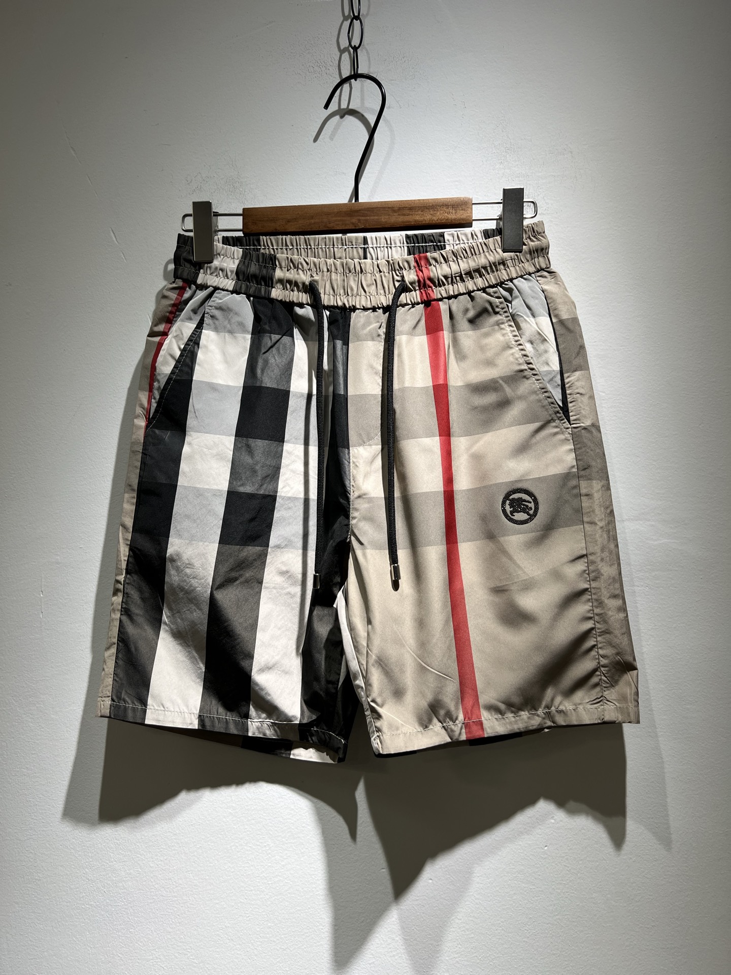 NO:153226,BURBER*Y Ba*li 2025 spring and summer new casual versatile men and women's same casual shorts!  Trading companies have sparse channels and are released on the official website at the same time!  Plaid logo pattern design!  This T-shirt is made of imported polyester fiber material. The materials used by B are still unscrupulous. It is very suitable for wearing in summer. It is skin-friendly and breathable, giving you the most comfortable and comfortable wearing experience!  Very textured and breathable, with a loose basic style cut, perfect for daily casual wear, so hurry up and buy it!  Size M-3XL, Burberry, shorts, tees, t-shirt, alexander wang19860909BURBER*Y巴*莉 2025春夏新款休闲百搭男女同款休闲短裤！贸易公司渠道稀出,同步官网发售！格子标识图案设计！此款T恤衫甄选客供进口聚酯纤维材质制作而成,B家的用料上依然是无法挑剔的,非常适合夏日里穿着,亲肤透气、给你最极致舒爽的穿着体验！ 非常有质感透气,基础宽松版型裁剪,日常休闲着穿的完美之选,还不赶紧入手！尺码M-3XL,,burberry,shorts,tees，t-shirt,alexander wang,Men's clothing