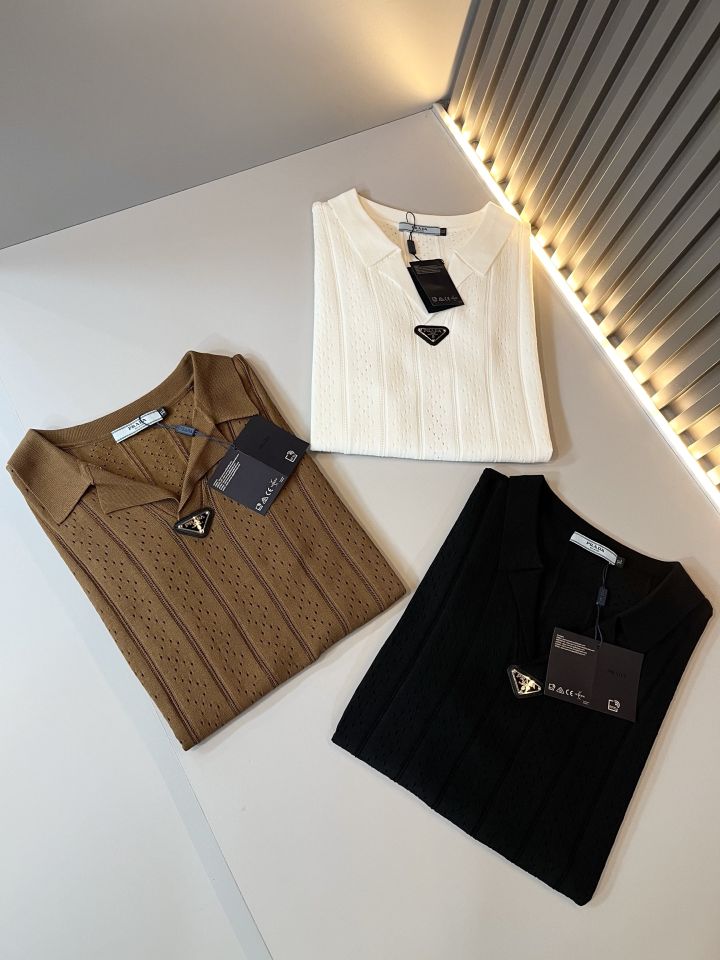 NO:144081,PRAD*A Pu*da 2025 early spring new men's lapel short-sleeved knitted short-sleeved T-shirt, the latest model is exclusively available on the entire network!  !  ~ It is classic and fashionable and versatile, who doesn’t like it? It will show the classic again. It is very pleasing to the eye and comes with a low luxury halo and recognition!  Pr*da's traditional brand concept and modern advanced technology are perfectly combined. Coupled with the extremely modern and modern minimalist design, P's exclusive three-dimensional hardware logo badge pattern design!  Customized 100% imported knitted fabric!  The texture of this model is quite touching, the specifications and grades are known with tentacles. The degree of delicateness and breathability are top-notch!  Size M-4XL 021015, prada, T-shirt,tees, t-shirt,alexander wang19860909PRAD*A普*达2025早春新款男士翻领短袖针织短袖T恤,最新款全网独家首上！！~既经典有时尚百搭,谁不爱啊,将经典再次展现,非常的耐看,自带低奢光环与辨识度！Pr*da传统的品牌理念和现代化的先进技术进行了完美结合.加上极其现代摩登风范的简约设计,p家专属立体五金logo徽章图案设计！定制百分百进口针织面料！此款的质感相当感人 触手便知规格档次 细腻程度与透气效果堪称顶级！尺码M-4XL 021015,,prada,T-shirt,tees，t-shirt,alexander wang,Men's clothing