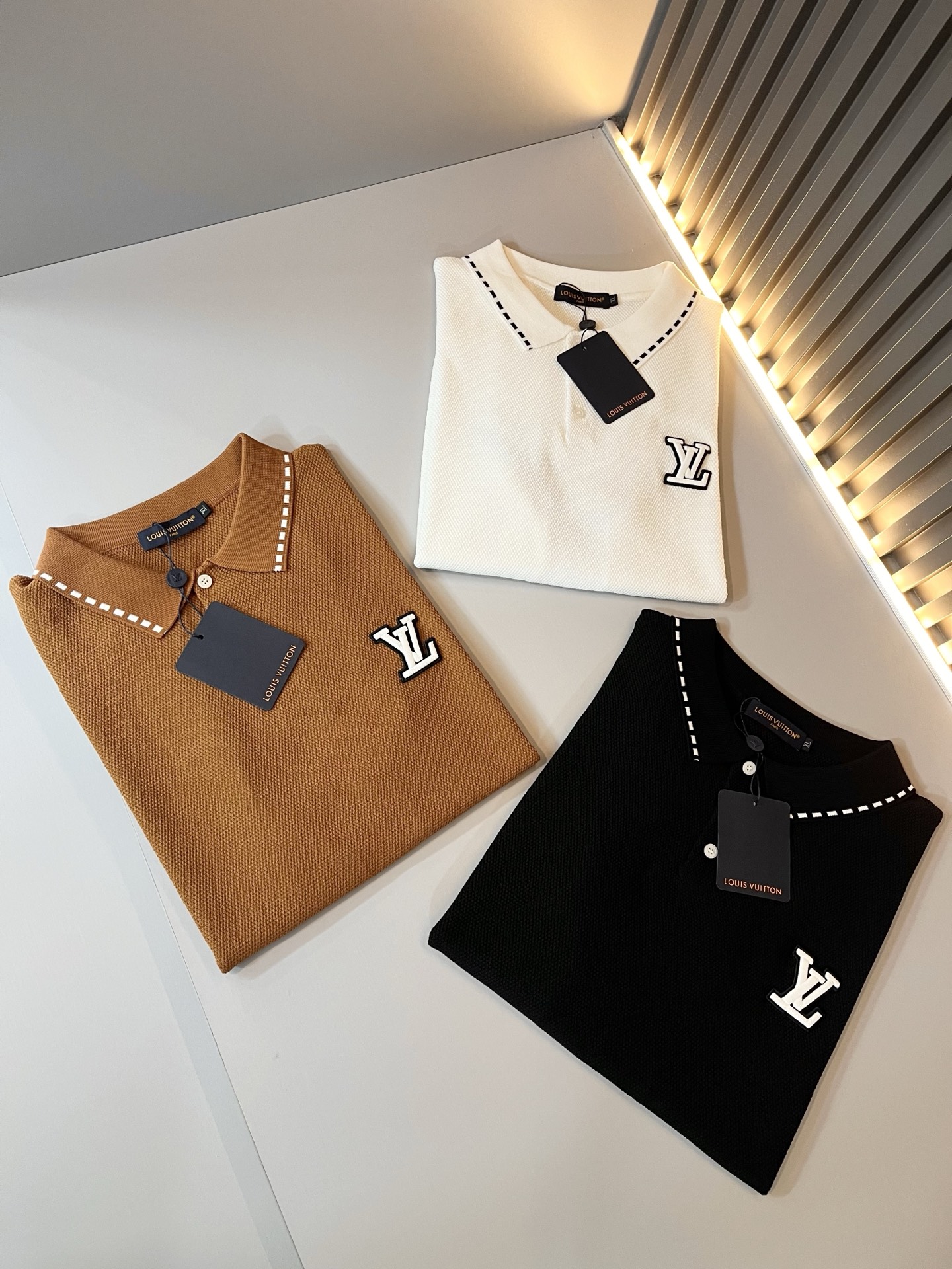 NO:144072,Louis Vuit*on Spring and Summer 2025 Louis Family Light Luxury Lapel Knit Short Sleeve!  The new high-end of the Louis family, the details are always flawless, and creative designs are endless. Letter logo embroidery pattern design!  It is something that everyone loves. It is made of top-quality ice silk blend, super soft and tough, and has excellent breathability. It comes from world-class trade-level OEM channels, with extremely rare quantity and no help after selling out. The three-dimensional logo presents an extraordinary texture, clean and neat. This is the special skill of the Louis family and the latest craftsmanship this quarter. The degree of meticulousness has reached the top, and the slim three-dimensional tailoring design is a unique combination of luxury and fashion!  Size M-4XL021015, louis vuitton,louis vuitton,t-shirt,alexander wang19860909Louis Vuit*on 2025春夏路易家族轻奢翻领针织短袖！路易家族的新高端,细节品质永远的那么完美无瑕,创意设计层出不穷.字母logo刺绣图案设计！实属人见人爱的东西.顶级冰丝混纺打造,超级柔软且具有韧性,透气感也是绝佳.来自世界级贸易级别的代工厂渠道,数量极其稀少售完无补.立体Logo呈现不一般的质感,干净俐落.这是路易家族的看家绝活也是本季度的最新工艺.细致化程度已经达到顶端了,修身立体剪裁的版型设计堪称一绝.属于奢华与时尚的融合！尺码M-4XL021015,,louis vuitton,louis vuitton,T-shirt,alexander wang,Men's clothing