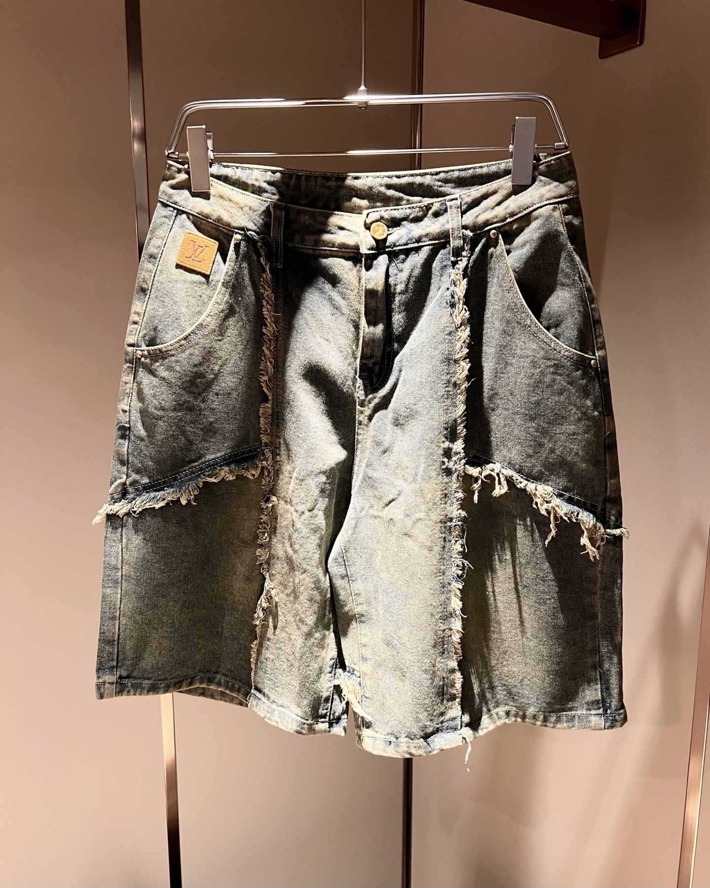 NO:152466,Louis Vuit*on Louis*Den 2025 Spring and Summer Men and Women's Logo Casual Denim Shorts, 2025 New Men and Women's Casual Shorts are launched, and it is another masterpiece that makes people shine!  Theme concept of the road * Vuitton, panoramic chessboard pattern crochet decoration!  You can immediately feel its uniqueness when worn on the body, with a strong brand style and a relaxed look that will make you the highlight of the public!  Just because I was planted at a glance, I had to use materials, handicrafts, design and other production processes to the extreme, and imported pure cotton fabrics!  Full cotton!  The texture of this model is quite touching, the specifications and grades are known at the tentacles. The delicateness and breathability are top-notch. It instantly kills all versions in the industry. The versatile and elegant style is popular all over the world as soon as it was released. Hollywood big names and celebrities and internet celebrities are all taking the lead in buying it. I recommend it with my own wall cracks. This summer, a must-have shorts for men and women!  Size M-3XL, louis vuitton,louis vuitton,shorts,alexander wang19860909Louis Vuit*on路易*登 2025春夏男女同款logo休闲牛仔短裤,2025新款男女同款休闲短裤上线了,又是一件让人眼前一亮的佳作！主题概念的路*威登,全景棋盘图案钩织修饰！穿上身马上就能感受到它的与众不同,品牌风格浓烈,轻松的能让你变成大众亮点！只因为一眼就被种草,喜欢就要任性用料、手工、 设计等各方面的制作工序都是做到了极致,百分百进口纯棉的面料！棉质饱满！此款的质感相当感人 触手便知规格档次 细腻程度与透气效果堪称顶级 秒杀业内一切版本的存在.百搭的气质款,一发布就火爆全球,好莱坞大咖 明星大V网红都纷纷抢先入手,自留墙裂推荐,今年夏天必入的一款短裤男女同款！ 尺码M-3XL,,louis vuitton,louis vuitton,shorts,alexander wang,Men's clothing