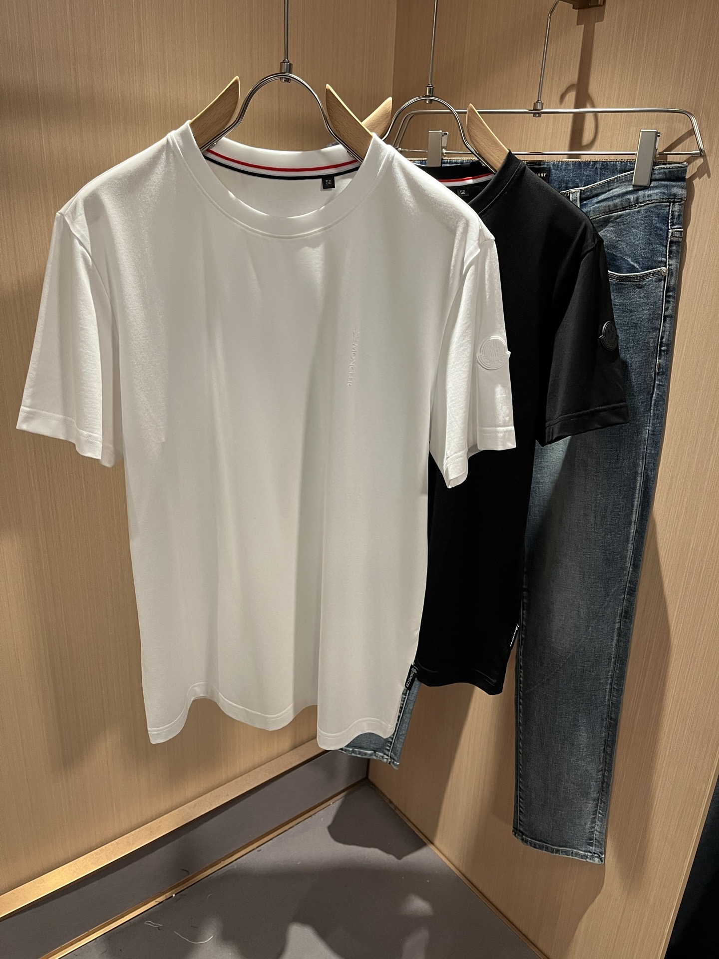 NO:155149,Moncler Mengjia Spring and summer latest men and women's trade order short-sleeved T-shirt, full quality!  !  Internet celebrity style!  Use logo pattern to press glue design!  The upper body is comfortable and breathable, not stiff, and the overall three-dimensional feeling is rich. Quality export orders, customized exclusive pure cotton fabric tailoring to meet the simple needs of commuters for dressing. The upper body is very effective, slim and not picky about the figure. The fabric workmanship... Improper, only good craftsmanship can make you feel good and tasteful. A must-have item for everyone!  Size M-4XL, christian louboutin, T-shirt,tees, t-shirt,alexander wang19860909Moncler蒙家 春夏最新男女同款贸易订单短袖T恤,全品相！！网红款！采用logo图案压胶设计！上身舒适透气,不僵硬,整体有着丰富的立体感,品质出口订单,定制专属纯棉面料剪裁,满足通勤人们对于着装的简约需求,上身效果很好,显瘦,不挑剔身材.面料做工....无可挑剔,好工艺好面料才能穿出好品味一款,人手必备单品！尺码M-4XL,,christian louboutin,T-shirt,tees，t-shirt,alexander wang,Men's clothing