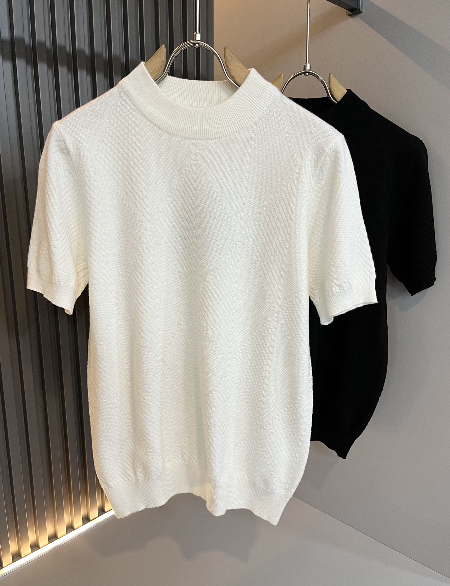 NO:162203,Louis Vuit*on Spring and Summer 2025 Louis Family Light Luxury Lapel Knit Short Sleeve!  The new high-end of the Louis family, the details are always flawless, and creative designs are endless. They are really something that everyone loves. The top-quality ice silk blend is super soft and tough, and has excellent breathability. The OEM channel from the world-class trade-level OEM is extremely rare and has no help after selling out. The three-dimensional logo presents an extraordinary texture and is clean and neat. This is the special skill of the Louis family and the latest craftsmanship this quarter. The degree of meticulousness has reached the top, and the slim three-dimensional tailoring style design is unique. It is a fusion of luxury and fashion!  Size M-4XL, louis vuitton,louis vuitton,t-shirt,alexander wang19860909Louis Vuit*on 2025春夏路易家族轻奢翻领针织短袖！路易家族的新高端,细节品质永远的那么完美无瑕,创意设计层出不穷.实属人见人爱的东西.顶级冰丝混纺打造,超级柔软且具有韧性,透气感也是绝佳.来自世界级贸易级别的代工厂渠道,数量极其稀少售完无补.立体Logo呈现不一般的质感,干净俐落.这是路易家族的看家绝活也是本季度的最新工艺.细致化程度已经达到顶端了,修身立体剪裁的版型设计堪称一绝.属于奢华与时尚的融合！尺码M-4XL,,louis vuitton,louis vuitton,T-shirt,alexander wang,Men's clothing