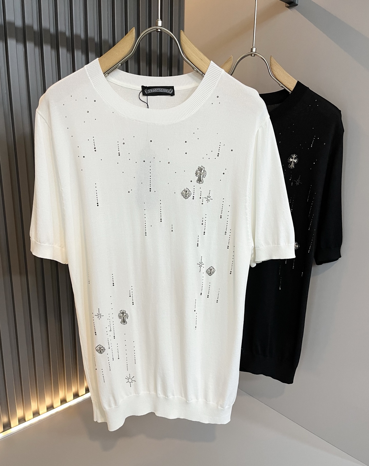 NO:162211,Chrome hear*s 2025 new Yilite knitted short-sleeved T-shirt, a must-have wool sweater for you to recognize from the bottom of your heart, and it makes you more rare after time. The trendy high street king is the trendy brand Chrome hear*s ke*s. To be honest, wearing Croxin is very fashionable. If you match the trousers together, it will be fashionable and there is nothing to say about the streets. Customized Yilite knitted material, the fabric feels great, this comfort can be said to be a paradise on earth. The body hardware and diamond logo pattern hardware design, the upper body is really not picky, the casual and chic taste is particularly good, which enhances the fashion sense and appearance, and such pants are particularly easy to match with various types of shoes. The recognition is where it is, it is tough, not easy to wear, and the details are very well-established. Size M-4XL,, chrome  hearts,chrome hearts,T-shirt,tees,t-shirt,alexander wang19860909Chrome hear*s克*心 2025新款伊力特针织短袖T恤,一款让你从心底认可秋冬必备羊毛衫,并且经过时间的推移而让你更加珍稀,潮流的高街之王,那就是潮牌chrome hear*s克*心,穿克罗心的实话讲很潮了,如果连卫裤也一起搭配,那就是潮爆了,潮爆街头没话说.定制伊力特针织材质制成,面料手感一绝,这种舒适感穿在身上,可以说是人间天堂了.衣身五金烫钻logo图案五金设计,上身真心不挑人,休闲潇洒的味道特别足,提升时尚感和颜值,并且这样的裤型特别好搭配各种类型的鞋子.辨识度就在哪里,韧性足,不易磨损,细节工艺非常到位.尺码M-4XL,,chrome hearts,chrome hearts,T-shirt,tees，t-shirt,alexander wang,Men's clothing