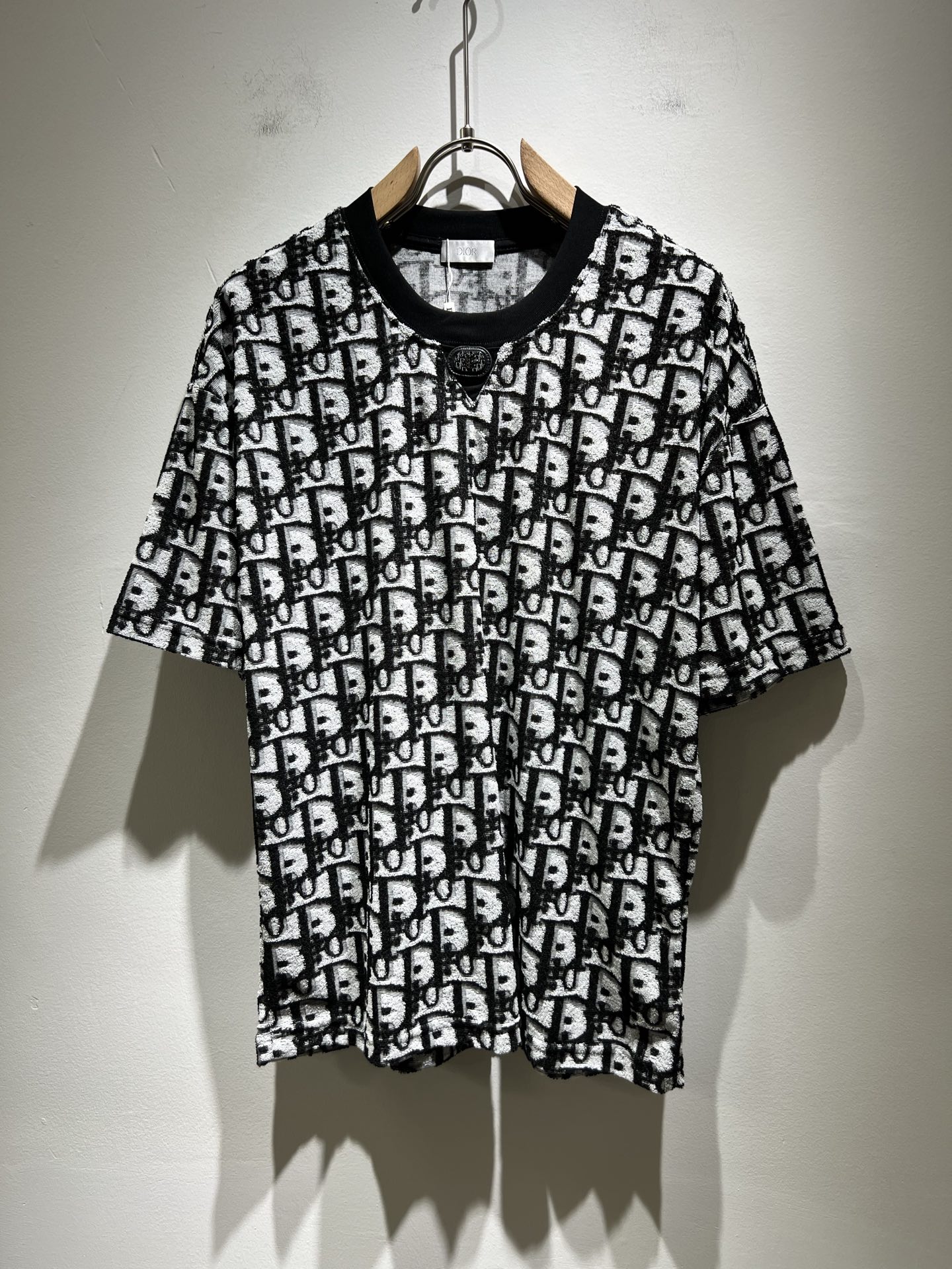 NO:144652,Dio*Dijia 2025 spring and summer new short-sleeved T-shirt for men and women, and the counter is available at the same time!  Customized exclusive 260g pure cotton fabric, customized original craft threads, panoramic logo pattern design!  Simple and generous, calm and versatile, extremely high-end, perfectly integrated with fashion and style, a top fashionable style that perfectly suits the outside wear!  The overall feeling is natural!  The ultimate classic versatile short-sleeved T-shirt is designed with the latest three-dimensional letter logo print elements!  The ultimate perfection of heavy industry!  Fans who pursue high quality are please buy them by themselves, and all fans who know the goods are invited to appreciate this model together!  !  Size M-3XL, dior,dior,T-shirt,tees,t-shirt,alexander wang19860909Dio*迪家 2025春夏新款男女同款短袖T恤,专柜同步发售！定制专属260克纯棉面料,定制原版工艺螺纹,全景logo图案设计！简约大方,从容百搭,档次极高,完美融入时尚还有风情感一款完美符合外穿的顶尖时髦气质款！整体给人浑然天成的感觉！极致经典的百搭型短袖T恤,采用最新的立体字母logo印花元素设计！极致的重工极致的完美！追求高品质的粉丝们请自行抢购,诚邀所有识货的粉丝一同鉴赏此款！！尺码M-3XL,,dior,dior,T-shirt,tees，t-shirt,alexander wang,Men's clothing