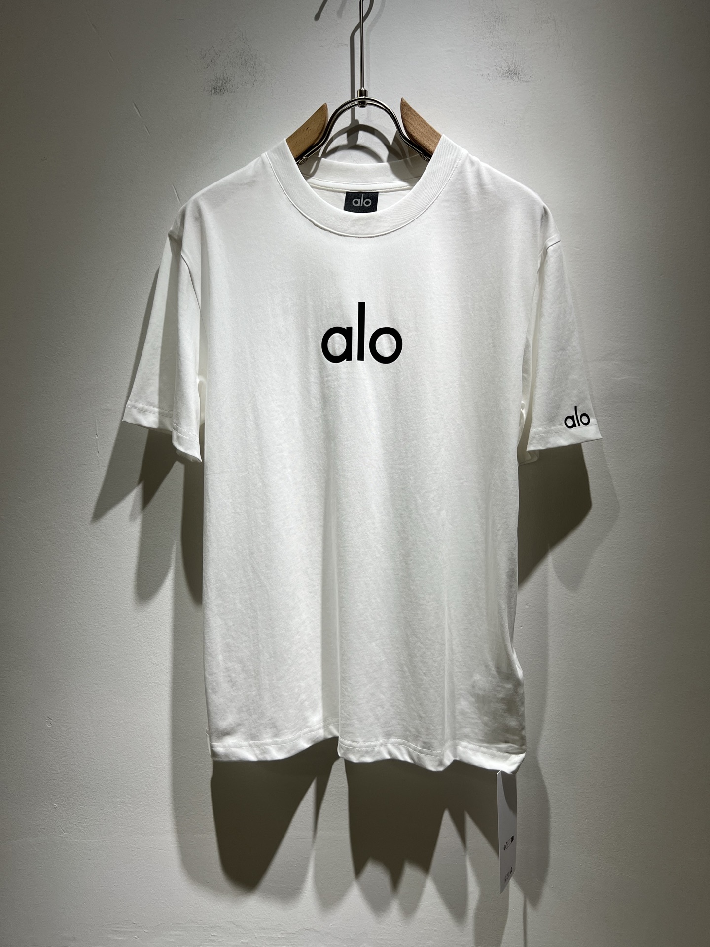 NO:144588,Alo2025 spring and summer new series of products are launched, a very fashionable and avant-garde short-sleeved T-shirt for men and women, with logo pattern glue-touching decoration!  Different from the past, it declares the design concept that has been passed down for many years in the brand!  Its eye-catchingness is no less than any classic style, perfectly presenting the fashionable, high-end and luxurious feeling in front of the world!  Made of imported cotton materials, selected high-quality pure cotton fabrics, soft and soft to the touch, the real thing is definitely beyond your imagination, close to the body and breathable, even if you sweat profusely, you will not feel greasy or stuffy, and will bring sweating and moisture absorption to the extreme!  Size M-3XL, T-shirt,tees,t-shirt,alexander wang19860909Alo2025春夏全新系列单品上线,非常时髦前卫的一款男女同款短袖T恤,标识logo图案压胶修饰！区别于以往的不同,宣示品牌传承多年的设计理念！其吸睛度完全不亚于任何经典款式,将时髦高级感与奢华感完美呈现在世人眼前！客供进口全棉材质制成,精选优质纯棉面料,触感软糯亲肤细腻,实物到手绝对超乎你的想象,贴身无比舒适透气,即便是汗流浃背也不会有腻身及闷热感可言,将排汗吸湿性发挥到了极致！尺码M-3XL,,T-shirt,tees，t-shirt,alexander wang,Men's clothing