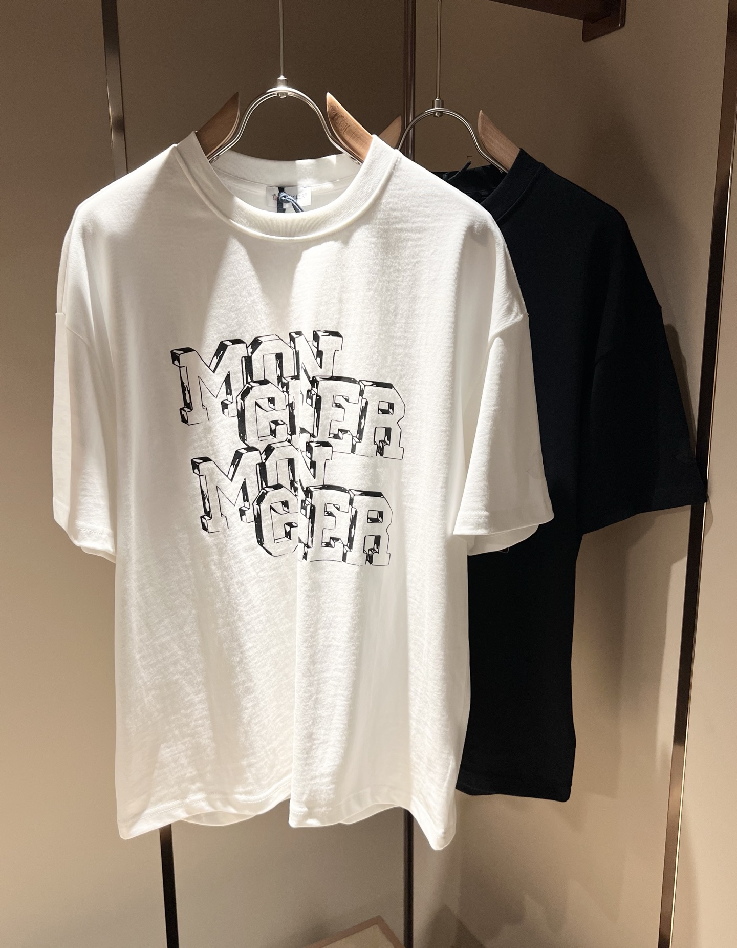 NO:144598,Moncler Mengjia 2025 Spring and Summer Latest Men and Women's Same Trade Order Short-sleeved T-shirt, Full Quality!  !  Internet celebrity style!  Use logo pattern to press glue design!  The upper body is comfortable and breathable, not stiff, and the overall three-dimensional feeling is rich. Quality export orders, customized exclusive pure cotton fabric tailoring to meet the simple needs of commuters for dressing. The upper body is very effective, slim and not picky about the figure. The fabric workmanship... Improper, only good craftsmanship can make you feel good and tasteful. A must-have item for everyone!  Size S-2XL, christian louboutin, T-shirt,tees, t-shirt,alexander wang19860909Moncler蒙家 2025春夏最新男女同款贸易订单短袖T恤,全品相！！网红款！采用logo图案压胶设计！上身舒适透气,不僵硬,整体有着丰富的立体感,品质出口订单,定制专属纯棉面料剪裁,满足通勤人们对于着装的简约需求,上身效果很好,显瘦,不挑剔身材.面料做工....无可挑剔,好工艺好面料才能穿出好品味一款,人手必备单品！尺码S-2XL,,christian louboutin,T-shirt,tees，t-shirt,alexander wang,Men's clothing