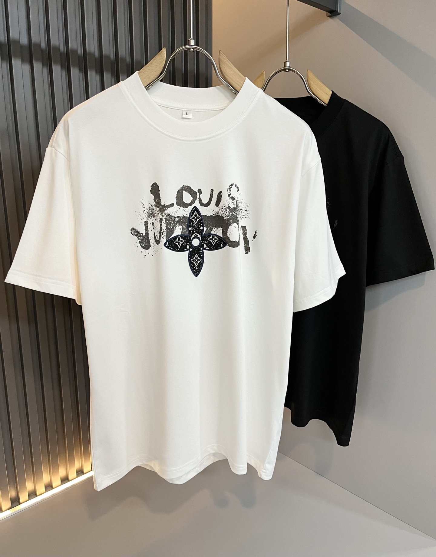 NO:144521,LouisVuitt*Louis*Deng The new series of spring and summer 2025 products are launched, a very fashionable and avant-garde short-sleeved T-shirt for men and women, with logo logo pattern and printing decoration!  Different from the past, it declares the design concept that has been passed down for many years in the brand!  Its eye-catchingness is no less than any classic style, perfectly presenting the fashionable, high-end and luxurious feeling in front of the world!  Made of imported cotton materials, selected high-quality pure cotton fabrics, soft and soft to the touch, the real thing is definitely beyond your imagination, close to the body and breathable, even if you sweat profusely, you will not feel greasy or stuffy, and will bring sweating and moisture absorption to the extreme!  Size M-4XL, louis vuitton,louis vuitton,t-shirt,tees,t-shirt,alexander wang19860909LouisVuitt*路易*登 2025春夏全新系列单品上线,非常时髦前卫的一款男女同款短袖T恤,标识logo图案印花修饰！区别于以往的不同,宣示品牌传承多年的设计理念！其吸睛度完全不亚于任何经典款式,将时髦高级感与奢华感完美呈现在世人眼前！客供进口全棉材质制成,精选优质纯棉面料,触感软糯亲肤细腻,实物到手绝对超乎你的想象,贴身无比舒适透气,即便是汗流浃背也不会有腻身及闷热感可言,将排汗吸湿性发挥到了极致！尺码M-4XL,,louis vuitton,louis vuitton,T-shirt,tees，t-shirt,alexander wang,Men's clothing