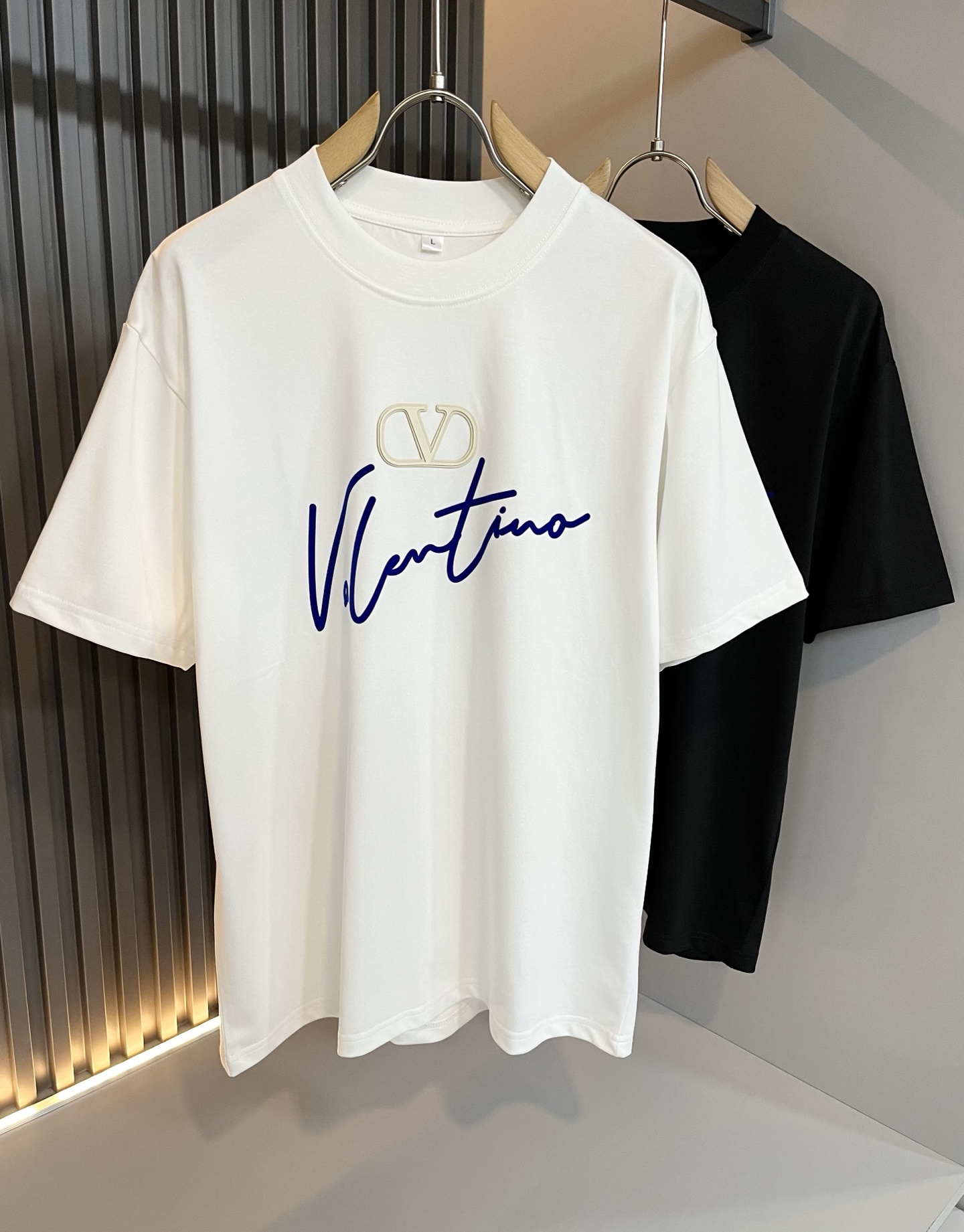 NO:144487,VALENTI*O Warren*nu~Counter style, 2025 spring and summer new short-sleeved T-shirt, chest logo pressing design!  Simple, fashionable and young, versatile style, and a young and elegant upper body feel!  It will never be outdated. All major counters are listed simultaneously. The orders of goods, workmanship and details of the foreign trade full-quality trading company are very well-established, and they are very particular. The fabric is made of 260g pure cotton fabric!  The upper body is comfortable and breathable, and the overall feels very crisp. It is worn on a daily basis. Whether it is worn alone or in the inner wear, it is simple and brilliant. Casual men and women should not miss it. Size M-4XL, valentino, valentino, T-shirt, tees, t-shirt, alexander wang19860909VALENTI*O华伦*奴～柜台款、2025春夏新款短袖T恤衫,胸前logo压胶设计！简单时尚而年轻,百搭风格,上身感很年轻优雅！永远不会过时.各大柜台同步上市,外贸全品相贸易公司订单货品,做工和细节部位非常到位,非常讲究.合体的剪裁.面料采用260g纯棉面料！上身舒适透气,整体又有很好的挺括感,日常基础穿着.不管单穿还是内搭,简简单单就很出彩,休闲男女不容错过.尺码M-4XL,,valentino,valentino,T-shirt,tees，t-shirt,alexander wang,Men's clothing