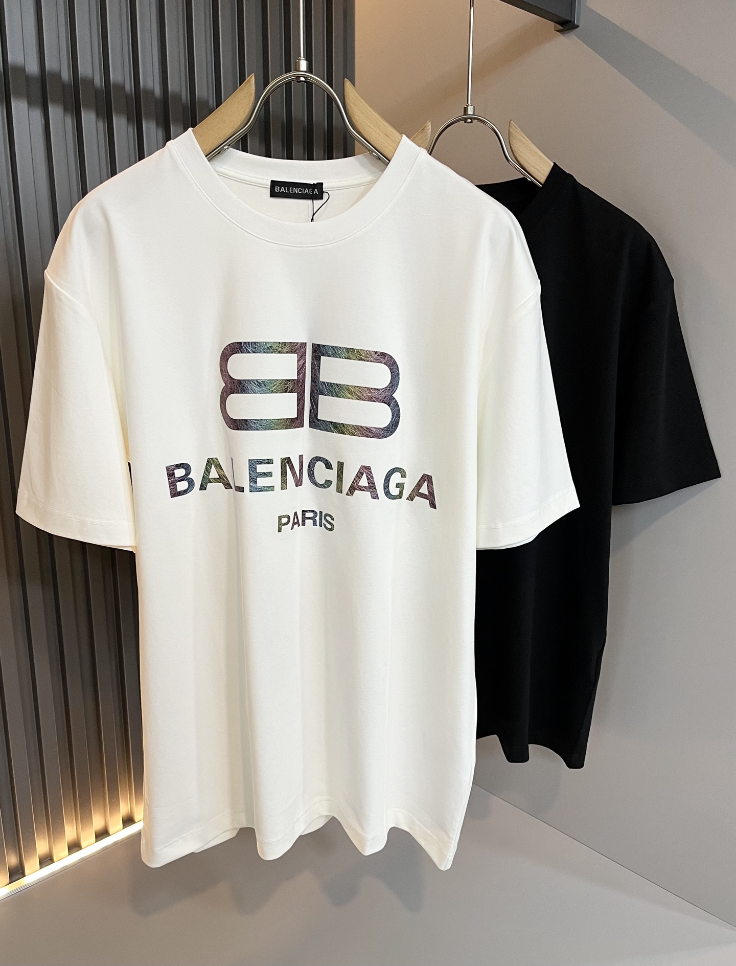 NO:144507,BALENCIA* Paris* Home 2025 Spring and Summer New Men and Women Couples Casual Loose Cotton Round Neck Short Sleeve T-shirt!  Trading companies have sparse channels and are released on the official website at the same time!  The latest series of spring and summer 2025, classic fashion design elements, injecting full vitality into the new series. This T-shirt is carefully selected for customers to use imported cotton fabrics. The fabric feels skin-friendly and soft and delicate, and the body logo is glued!  It has an extremely comfortable and breathable wearing experience. The whole item is very eye-catching and fashionable, and is deeply loved by young people today!  The loose round neck cut is a neutral style regardless of age and gender, suitable for matching all the styles and looks you need in your daily life!  It is recommended to wear couple outfits to go out on the street to make it more pleasing to the eye!  Size M-3XL, balenciaga, T-shirt,tees, t-shirt,alexander wang19860909BALENCIA*巴黎*家 2025春夏新款男女同情侣款休闲宽松棉质圆领短袖T恤衫！贸易公司渠道稀出,同步官网发售 ！ 2025春夏最新系列,经典时尚设计元素,为全新系列注入满满活力,这款T恤衫用心甄选客供进口棉面料制成,面料手感亲肤柔软细腻,衣身logo压胶设计！拥有着无比舒适透气性的穿着体验,整件单品极具吸睛度与时尚感,深受当下年轻人的喜爱！基础宽松的圆领版型裁剪,不分年龄与性别的中性款式,适合搭配你日常所需的所有风格与造型！建议搭配情侣装出街会更为养眼出色！尺码M-3XL,,balenciaga,T-shirt,tees，t-shirt,alexander wang,Men's clothing