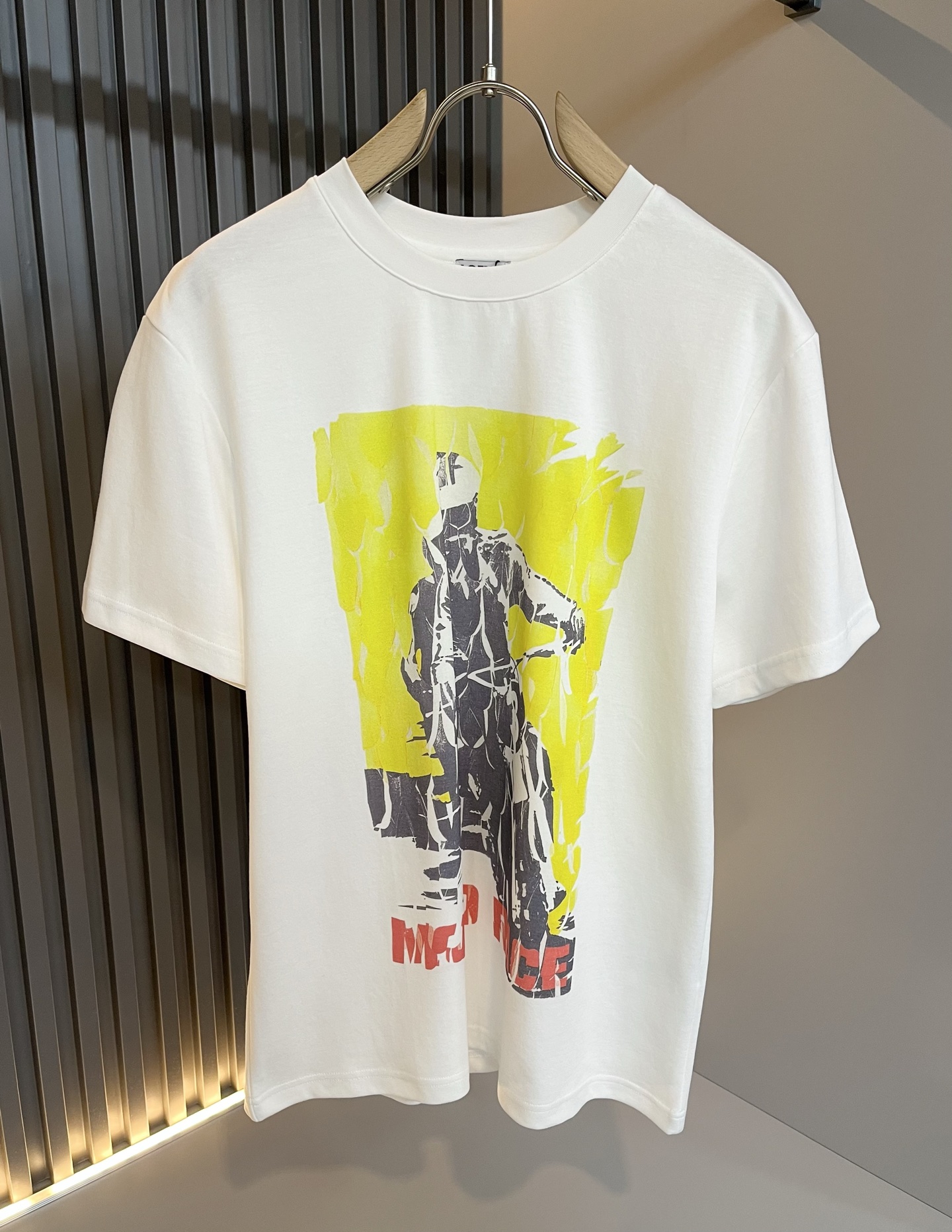 NO:144529,LOE*WE Luo*We 2025 spring and summer new short-sleeved T-shirt for men and women, original Italian order channel, very personalized and high-end style, logo logo pattern printing craft design!  Couple pure cotton short-sleeved T-shirt!  !  The latest fashion trends and popular products are here, and it is another simple and high-end fashion item. It is a fashion product with very high-end outfit charm. It is a must-have item for fashion trends!  Original Italian manufacturer channels, special-level orders, and released at the same time as Hong Kong, Macao and Taiwan buyers. This model is also the latest popular product of Luo Yiweijia this year and the most classic product. Its specifications and grades are beyond doubt!  !  The choice is very diverse, and it can be said that this model naturally has a fresh and natural feeling, showing the brand charm and high-end feeling. The texture of this model is very good, and the heavy weight and brilliant skin-friendliness that can be seen with hands are even better, and it is a complete enjoyment of wearing!  !  Size: M-3XL, loewe, loewe, T-shirt,tees, t-shirt,alexander wang19860909LOE*WE罗*威 2025春夏新款男女同款短袖T恤,意大利原厂订单渠道,极具个性高级风,标志logo图案印花工艺设计！情侣款纯棉短袖T恤！！最新时尚潮流人气产物驾到,又是一款简约高级的时尚单品,穿搭魅力十分高级不俗的时尚产物 ,时尚潮流必备单品！意大利原厂渠道,特供级别订单,同步港澳台买手店发布,此款也是罗意威家今年的最新人气产物,也是最经典的产物,其规格跟档次更是毋庸置疑！！ 选择极具多样化,言而喻此款自然具备那种清新自然的感觉,彰显品牌魅力与高级感,此款的质感十分的到位,用手可以感知的重磅跟出彩亲肤程度更是上佳,十足的穿着享受！！尺码: M-3XL,,loewe,loewe,T-shirt,tees，t-shirt,alexander wang,Men's clothing