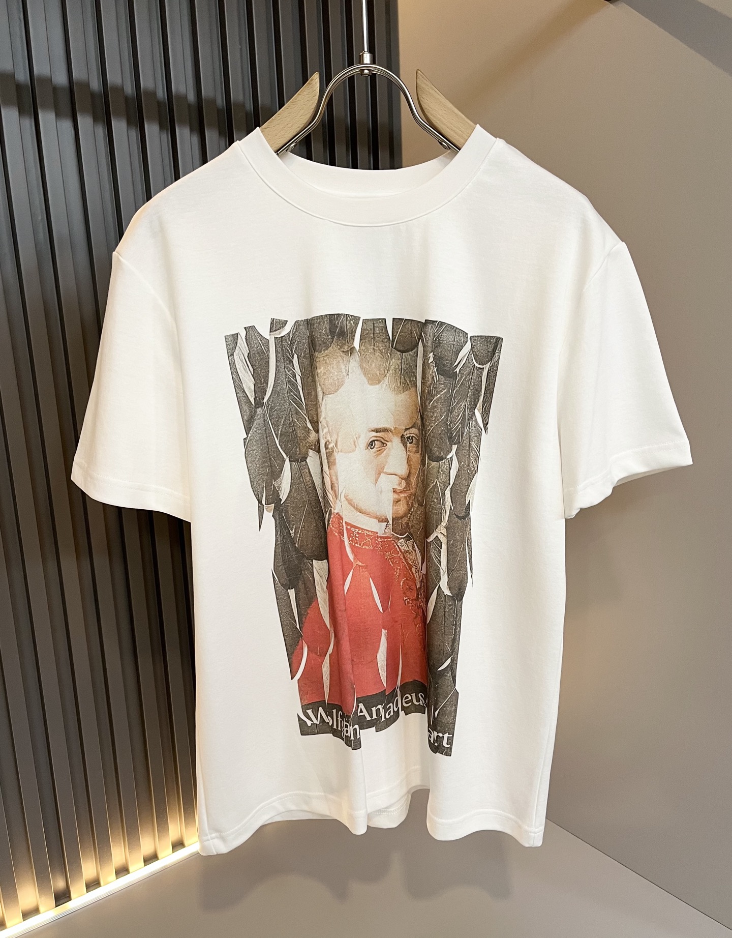 NO:144513,LOE*WE Luo*We 2025 spring and summer new short-sleeved T-shirt for men and women, original Italian order channel, very personalized and high-end style, logo logo pattern printing craft design!  Couple pure cotton short-sleeved T-shirt!  !  The latest fashion trends and popular products are here, and it is another simple and high-end fashion item. It is a fashion product with very high-end outfit charm. It is a must-have item for fashion trends!  Original Italian manufacturer channels, special-level orders, and released at the same time as Hong Kong, Macao and Taiwan buyers. This model is also the latest popular product of Luo Yiweijia this year and the most classic product. Its specifications and grades are beyond doubt!  !  The choice is very diverse, and it can be said that this model naturally has a fresh and natural feeling, showing the brand charm and high-end feeling. The texture of this model is very good, and the heavy weight and brilliant skin-friendliness that can be seen with hands are even better, and it is a complete enjoyment of wearing!  !  Size: M-3XL, loewe, loewe, T-shirt,tees, t-shirt,alexander wang19860909LOE*WE罗*威 2025春夏新款男女同款短袖T恤,意大利原厂订单渠道,极具个性高级风,标志logo图案印花工艺设计！情侣款纯棉短袖T恤！！最新时尚潮流人气产物驾到,又是一款简约高级的时尚单品,穿搭魅力十分高级不俗的时尚产物 ,时尚潮流必备单品！意大利原厂渠道,特供级别订单,同步港澳台买手店发布,此款也是罗意威家今年的最新人气产物,也是最经典的产物,其规格跟档次更是毋庸置疑！！ 选择极具多样化,言而喻此款自然具备那种清新自然的感觉,彰显品牌魅力与高级感,此款的质感十分的到位,用手可以感知的重磅跟出彩亲肤程度更是上佳,十足的穿着享受！！尺码: M-3XL,,loewe,loewe,T-shirt,tees，t-shirt,alexander wang,Men's clothing