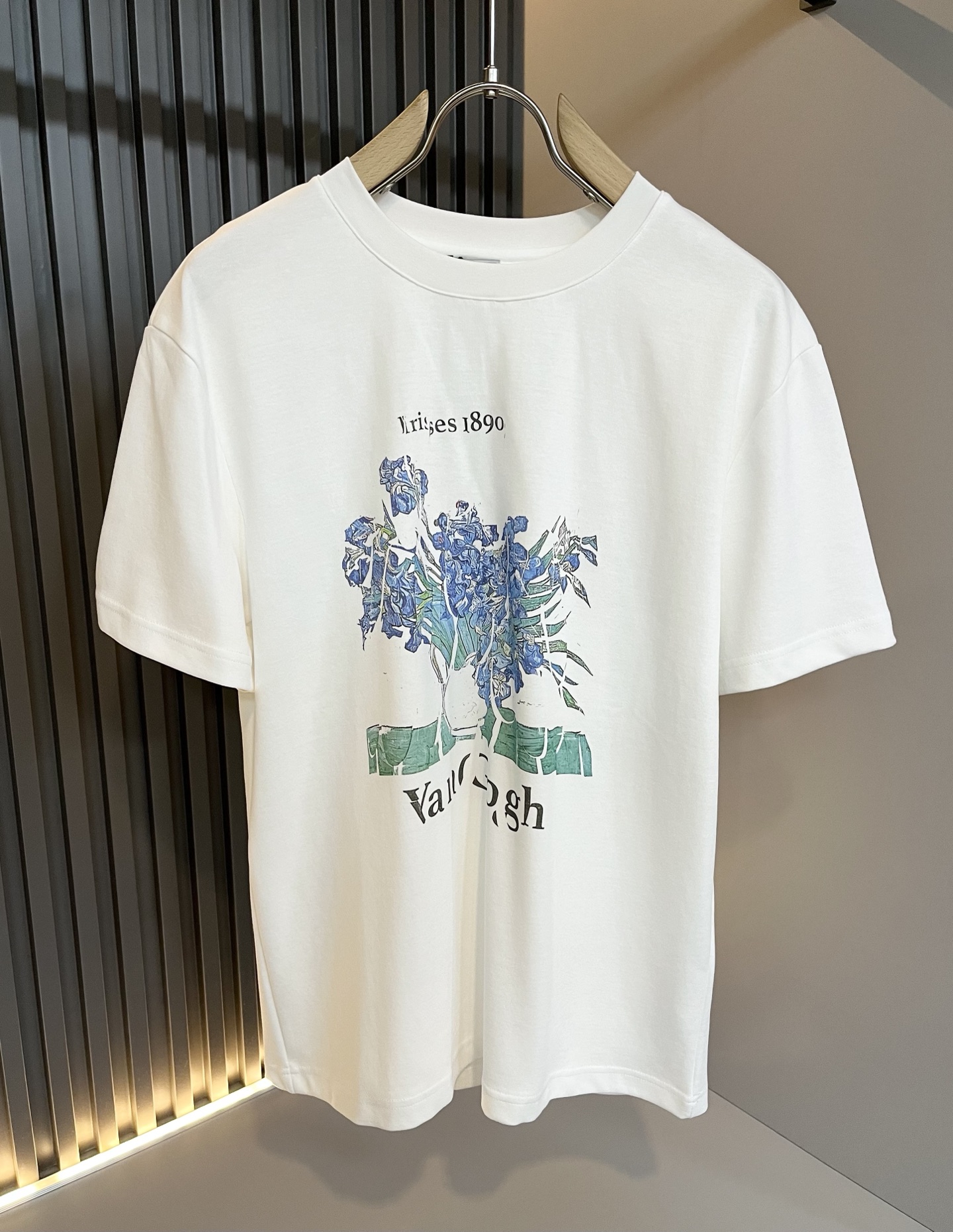 NO:144502,LOE*WE Luo*We 2025 spring and summer new short-sleeved T-shirt for men and women, original Italian order channel, very personalized and high-end style, logo logo pattern printing craft design!  Couple pure cotton short-sleeved T-shirt!  !  The latest fashion trends and popular products are here, and it is another simple and high-end fashion item. It is a fashion product with very high-end outfit charm. It is a must-have item for fashion trends!  Original Italian manufacturer channels, special-level orders, and released at the same time as Hong Kong, Macao and Taiwan buyers. This model is also the latest popular product of Luo Yiweijia this year and the most classic product. Its specifications and grades are beyond doubt!  !  The choice is very diverse, and it can be said that this model naturally has a fresh and natural feeling, showing the brand charm and high-end feeling. The texture of this model is very good, and the heavy weight and brilliant skin-friendliness that can be seen with hands are even better, and it is a complete enjoyment of wearing!  !  Size: M-3XL, loewe, loewe, T-shirt,tees, t-shirt,alexander wang19860909LOE*WE罗*威 2025春夏新款男女同款短袖T恤,意大利原厂订单渠道,极具个性高级风,标志logo图案印花工艺设计！情侣款纯棉短袖T恤！！最新时尚潮流人气产物驾到,又是一款简约高级的时尚单品,穿搭魅力十分高级不俗的时尚产物 ,时尚潮流必备单品！意大利原厂渠道,特供级别订单,同步港澳台买手店发布,此款也是罗意威家今年的最新人气产物,也是最经典的产物,其规格跟档次更是毋庸置疑！！ 选择极具多样化,言而喻此款自然具备那种清新自然的感觉,彰显品牌魅力与高级感,此款的质感十分的到位,用手可以感知的重磅跟出彩亲肤程度更是上佳,十足的穿着享受！！尺码: M-3XL,,loewe,loewe,T-shirt,tees，t-shirt,alexander wang,Men's clothing