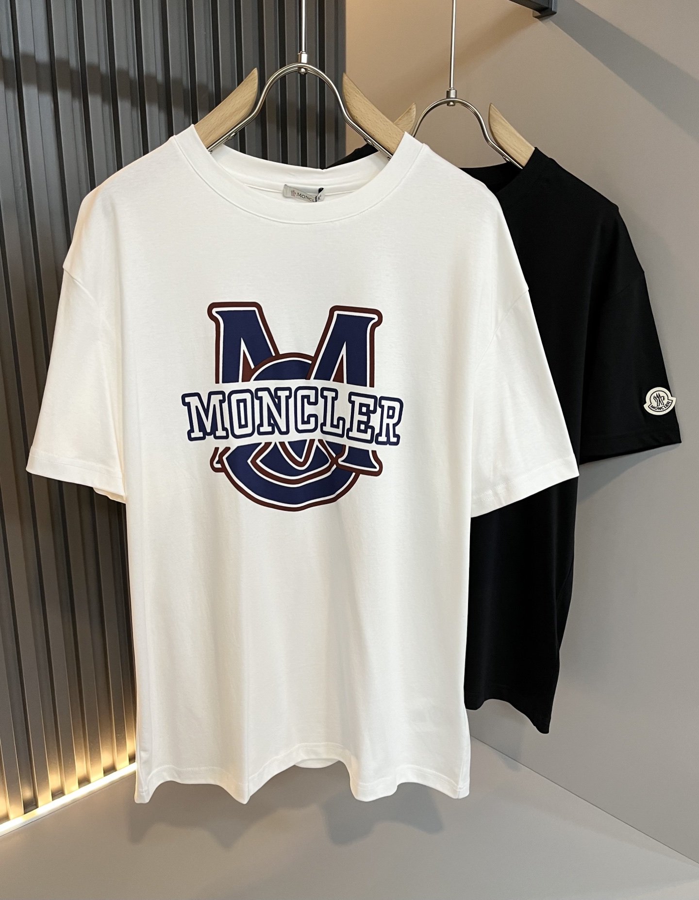 NO:144490,Moncler Mengjia 2025 Spring and Summer Latest Men and Women's Same Trade Order Short-sleeved T-shirt, Full Quality!  !  Internet celebrity style!  Designed with logo pattern!  The upper body is comfortable and breathable, not stiff, and the overall three-dimensional feeling is rich. Quality export orders, customized exclusive pure cotton fabric tailoring to meet the simple needs of commuters for dressing. The upper body is very effective, it looks slim and not picky about the figure. The fabric workmanship... Improper, only good craftsmanship can make you feel good and tasteful, a must-have item for everyone!  Size M-3XL, christian louboutin, T-shirt,tees, t-shirt,alexander wang19860909Moncler蒙家 2025春夏最新男女同款贸易订单短袖T恤,全品相！！网红款！采用logo图案印花设计！上身舒适透气,不僵硬,整体有着丰富的立体感,品质出口订单,定制专属纯棉面料剪裁,满足通勤人们对于着装的简约需求,上身效果很好,显瘦,不挑剔身材.面料做工....无可挑剔,好工艺好面料才能穿出好品味一款,人手必备单品！尺码M-3XL,,christian louboutin,T-shirt,tees，t-shirt,alexander wang,Men's clothing