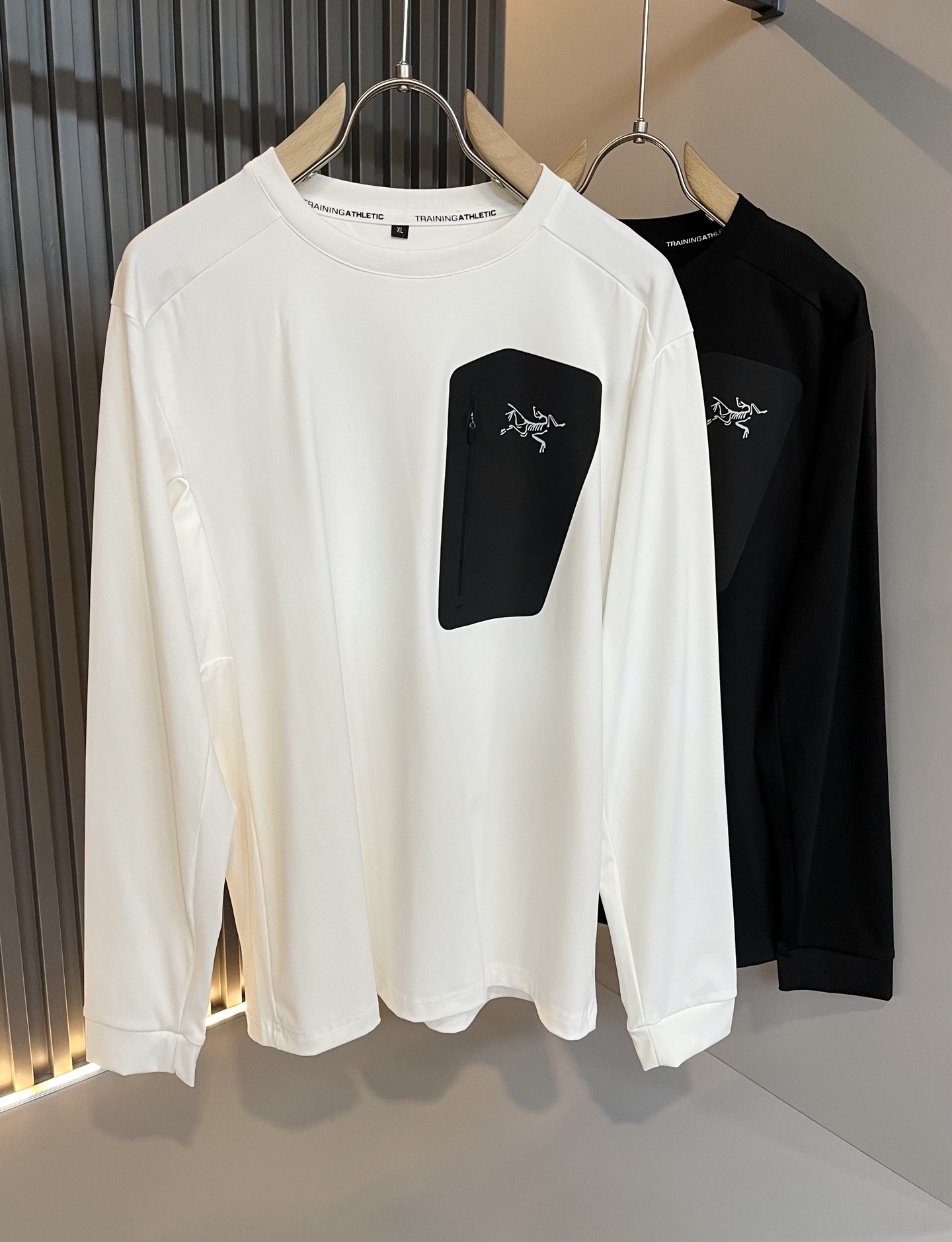 NO:144497,ARCTER*X Original Archaeological Bird 2025 spring and summer new men's base shirt, outdoor brands may first think of Canadian goose and Archaeological Bird. It gives people a feeling of trying out the label!  In addition to being quite accomplished in style design, the most obvious or most expert should be to have deeper and unique insights and attainments in fabrics. Through continuous structural research and problem-solving, and characterized by unique research on fabrics, these alone are enough to support it to become the first new logo brand image in the clothing manufacturing industry. This model is made of elastic spandex!  The fabric after seiko blending has a smooth and soft feel, and it has both natural beauty and comfort. The large body style is cut cleanly and cleanly, and the fabric shows a different hazy structural beauty. It is made of exclusive mold customization, and the fabric and its skills test the workers, and the logo pattern printing design on the chest!  It really tests the handmade work of every master!  It makes the whole clean and neat, without leaving any thread. Now men who pursue life are more refined in life!  Size L-5XL, arc'teryx,alexander wang19860909ARCTER*X始*祖鸟 2025春夏新款男士打底衫,户外品牌可能大家第一想到的就是加拿大鹅、始祖鸟.给人一种标签试的感觉！除了在款式设计上颇有造诣之外,最明显或者说最为拿手的,应该就是在面料上的拥有更深独特见解跟造诣了.通过不断地结构研究和问题处理,在以面料独特研究为特征,仅凭这些就已经足以支撑其成为服装制造行业中,首屈可数的新标志品牌形象.此款采用弹力氨纶材质！通过精工混纺之后的面料,手感细滑柔软,同时兼具自然美感跟舒适度.大身上版型裁剪简洁干净,面料上显现出了不一样朦胧的结构性美感来.独家开模定制而成,面料及其考验工人的技术,胸前logo图案印花设计！真的是很考验每位师傅的手工制作！使得整体干净利索,不留一丝线头.现在对于生活有所追求的男性也在生活中更为精致！尺码L-5XL,arc'teryx,alexander wang,Men's clothing