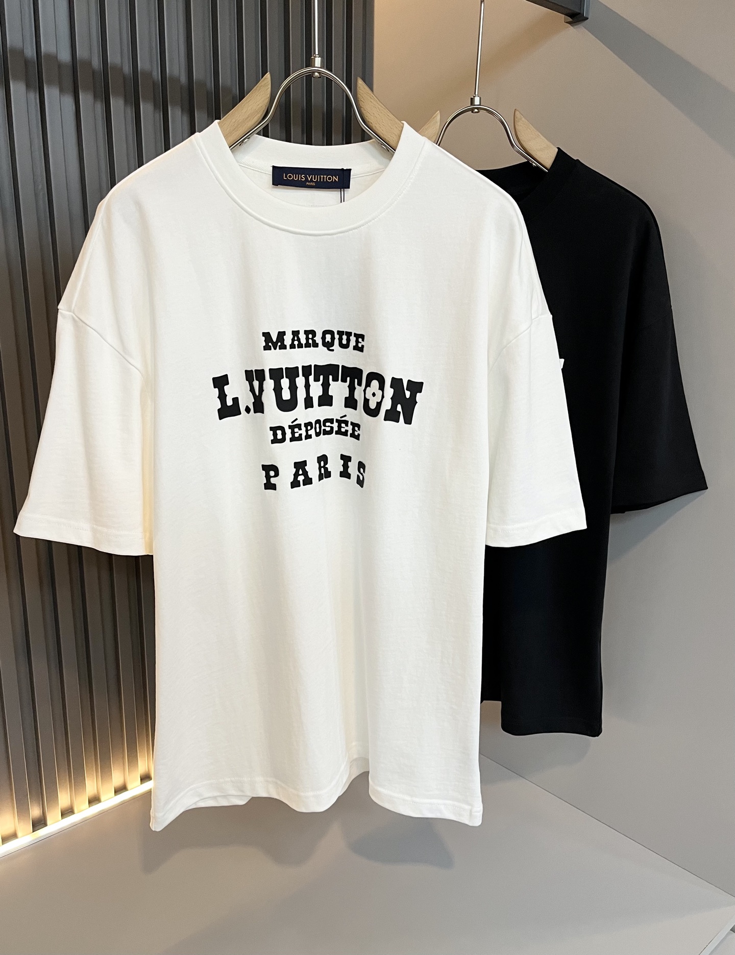 NO:144536,LouisVuitt*Louis*Deng The new series of spring and summer 2025 products are launched, a very fashionable and avant-garde short-sleeved T-shirt for men and women, with logo logo pattern offset printing modification!  Different from the past, it declares the design concept that has been passed down for many years in the brand!  Its eye-catchingness is no less than any classic style, perfectly presenting the fashionable, high-end and luxurious feeling in front of the world!  Made of imported 280 grams of cotton, selected high-quality pure cotton fabrics, soft and soft to the touch, the real thing is definitely beyond your imagination, close to the body and breathable, even if you sweat profusely, you will not feel greasy or stuffy, and will bring sweating and moisture absorption to the extreme!  Size S-2XL, louis vuitton,louis vuitton,t-shirt,tees,t-shirt,alexander wang19860909LouisVuitt*路易*登 2025春夏全新系列单品上线,非常时髦前卫的一款男女同款短袖T恤,标识logo图案压胶印花修饰！区别于以往的不同,宣示品牌传承多年的设计理念！其吸睛度完全不亚于任何经典款式,将时髦高级感与奢华感完美呈现在世人眼前！客供进口280克全棉材质制成,精选优质纯棉面料,触感软糯亲肤细腻,实物到手绝对超乎你的想象,贴身无比舒适透气,即便是汗流浃背也不会有腻身及闷热感可言,将排汗吸湿性发挥到了极致！尺码S-2XL,,louis vuitton,louis vuitton,T-shirt,tees，t-shirt,alexander wang,Men's clothing