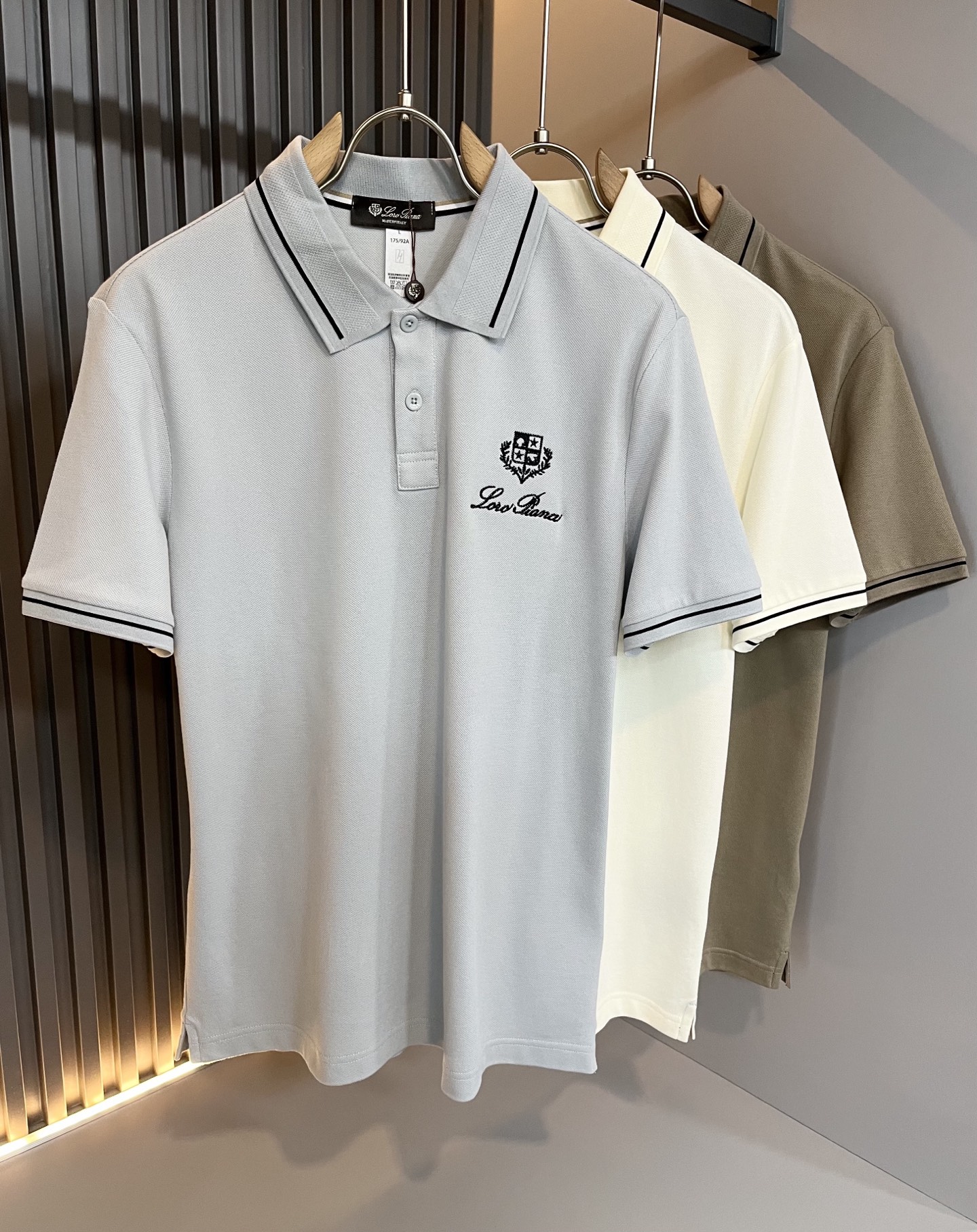 NO:144479,Loro Piana Nouyou Pianya 2025 spring and summer men's Polo shirt, the latest trade order short-sleeved T-shirt, full quality!  !  Internet celebrity style!  Use logo pattern to press glue design!  The upper body is comfortable and breathable, not stiff, and the overall three-dimensional feeling is rich, with quality export orders, customized exclusive fabric tailoring to meet the simple needs of commuters for dressing. The upper body is very effective, it looks slim and not picky about the figure. The fabric workmanship... Improper, good craftsmanship can make you look good and tasteful, a must-have item for everyone!  Size M-4XL, loro piana, T-shirt,tees, t-shirt,alexander wang19860909Loro Piana诺悠翩雅 2025春夏男士Polo衫,最新的贸易订单短袖T恤,全品相！！网红款！采用logo图案压胶设计！上身舒适透气,不僵硬,整体有着丰富的立体感,品质出口订单,定制专属面料剪裁,满足通勤人们对于着装的简约需求,上身效果很好,显瘦,不挑剔身材.面料做工....无可挑剔,好工艺好面料才能穿出好品味一款,人手必备单品！尺码M-4XL,,loro piana,T-shirt,tees，t-shirt,alexander wang,Men's clothing