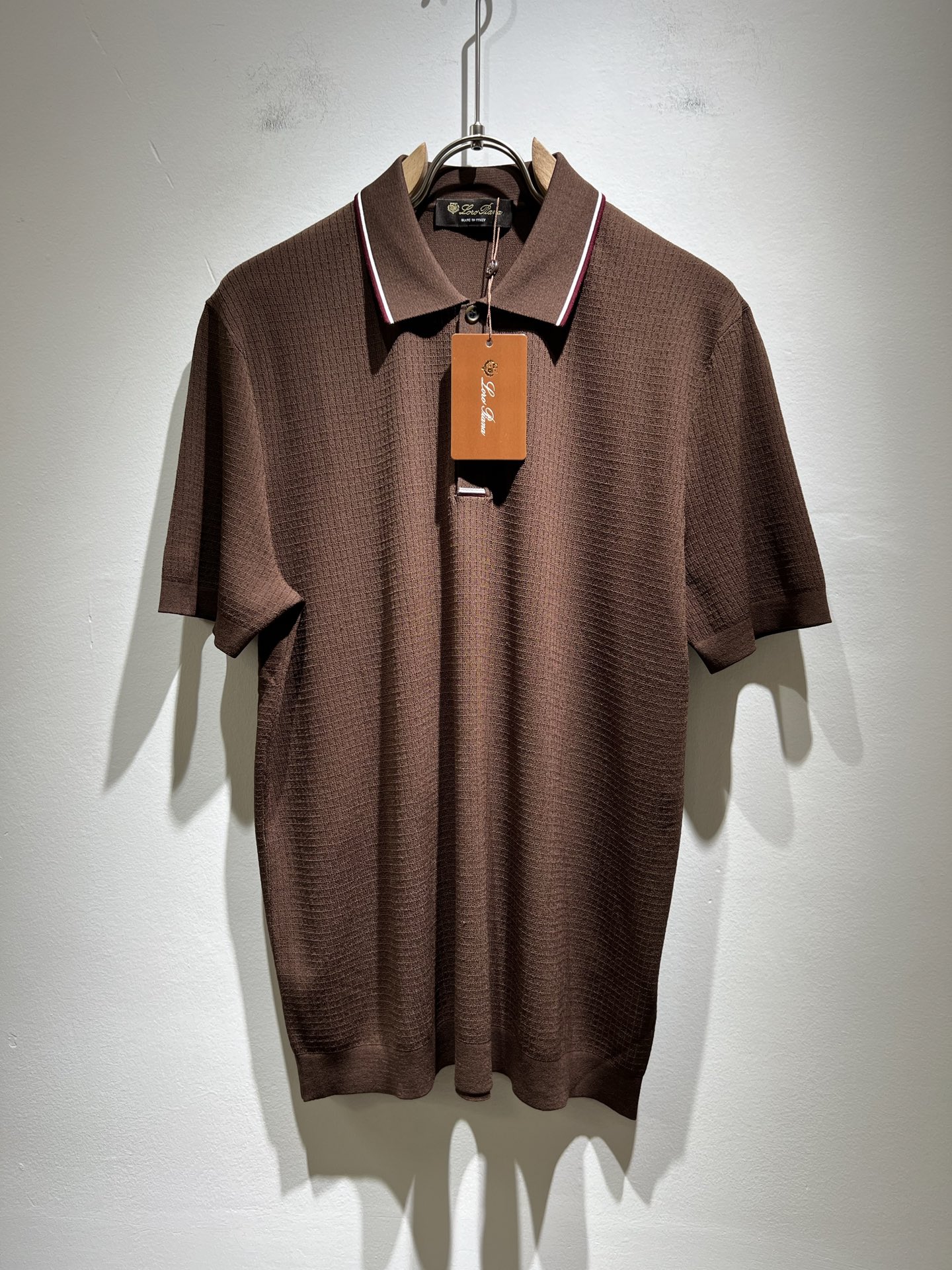 NO:144641,Loro Piana Nouyou Pianya The latest trade order for men in spring and summer 2025 Yilite knitted lapel short-sleeved T-shirt, full quality!  !  The upper body is comfortable and breathable, not stiff, and the overall three-dimensional feeling is rich. Quality export orders, customized exclusive knitted Yilite fabric tailoring to meet the simple needs of commuters for dressing. The upper body is very effective, it looks slim and does not picky about the figure. The fabric workmanship... Improper, only good craftsmanship can make you feel good and tasteful, a must-have item for everyone!  Size M-3XL, loro piana, T-shirt,tees, t-shirt,alexander wang19860909Loro Piana诺悠翩雅 2025春夏男士最新的贸易订单伊力特针织翻领短袖T恤,全品相！！上身舒适透气,不僵硬,整体有着丰富的立体感,品质出口订单,定制专属针织伊力特面料剪裁,满足通勤人们对于着装的简约需求,上身效果很好,显瘦,不挑剔身材.面料做工....无可挑剔,好工艺好面料才能穿出好品味一款,人手必备单品！尺码M-3XL,,loro piana,T-shirt,tees，t-shirt,alexander wang,Men's clothing