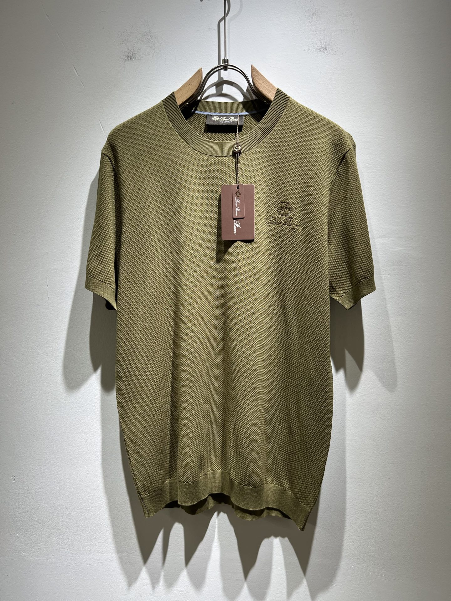 NO:144628,Loro Piana Nouyou Pianya 2025 Spring and Summer Men's Latest Trade Order Yilit Knit Short Sleeve T-shirt, Full Quality!  !  The upper body is comfortable and breathable, not stiff, and the overall body has a rich three-dimensional feeling, quality export orders, and chest embroidery logo design!  Customized exclusive knitted Yilit fabric tailoring to meet the simple needs of commuters for dressing. The upper body is very effective, it looks slim and does not picky about the body. The fabric workmanship is impeccable. Only good craftsmanship and good fabrics can make you feel good. It is a must-have item for everyone!  Size M-3XL, loro piana, T-shirt,tees, t-shirt,alexander wang19860909Loro Piana诺悠翩雅 2025春夏男士最新的贸易订单伊力特针织短袖T恤,全品相！！上身舒适透气,不僵硬,整体有着丰富的立体感,品质出口订单,胸前刺绣logo设计！定制专属针织伊力特面料剪裁,满足通勤人们对于着装的简约需求,上身效果很好,显瘦,不挑剔身材.面料做工....无可挑剔,好工艺好面料才能穿出好品味一款,人手必备单品！尺码M-3XL,,loro piana,T-shirt,tees，t-shirt,alexander wang,Men's clothing