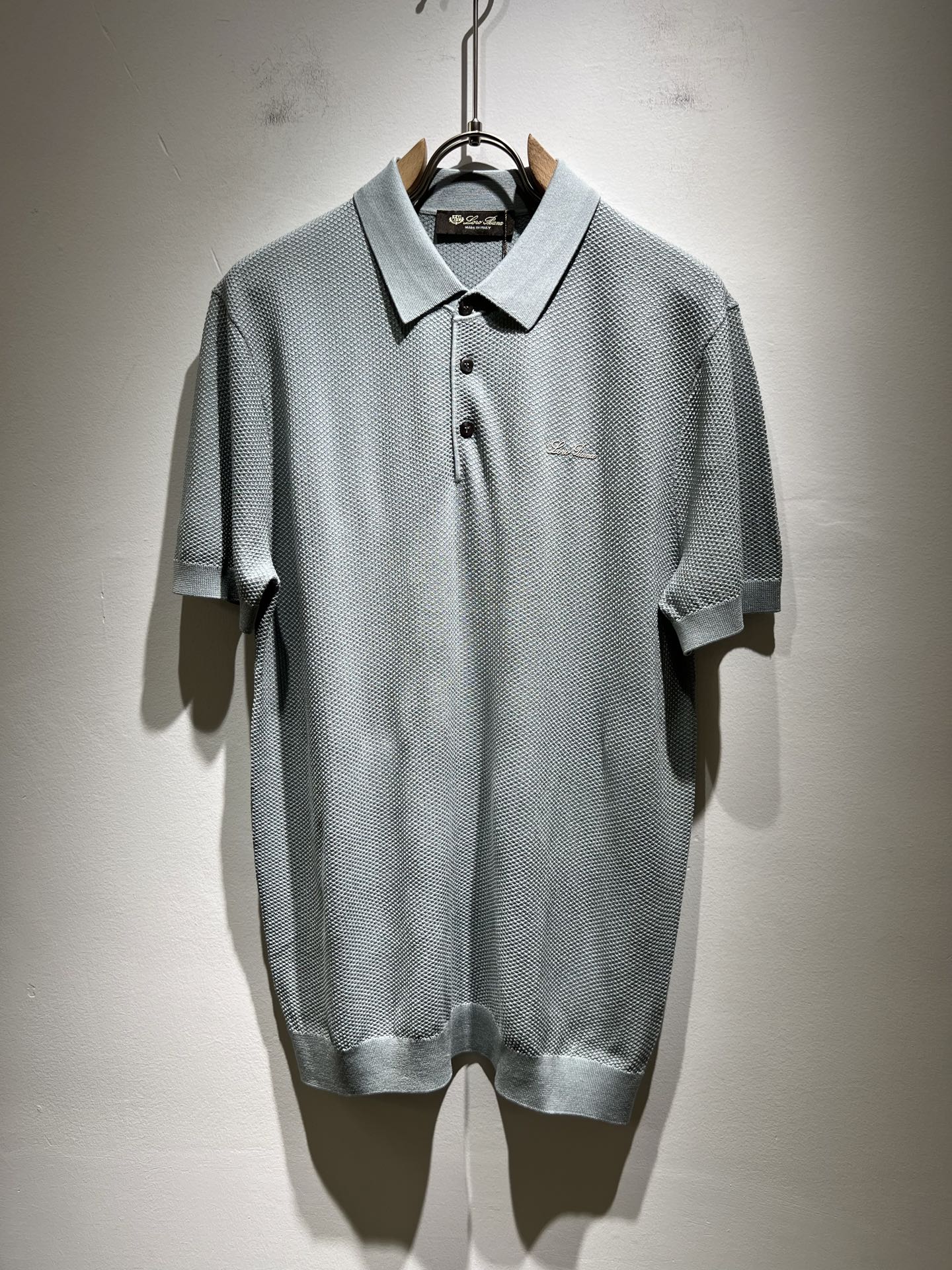 NO:144609,Loro Piana Nouyou Pianya The latest trade order for men in spring and summer 2025 Yilite knitted lapel short-sleeved T-shirt, full quality!  !  The upper body is comfortable and breathable, not stiff, and the overall body has a rich three-dimensional feeling, quality export orders, and a breast glue-pressing logo design!  Customized exclusive knitted Yilit fabric tailoring to meet the simple needs of commuters for dressing. The upper body is very effective, it looks slim and does not picky about the body. The fabric workmanship is impeccable. Only good craftsmanship and good fabrics can make you feel good. It is a must-have item for everyone!  Size M-3XL, loro piana, T-shirt,tees, t-shirt,alexander wang19860909Loro Piana诺悠翩雅 2025春夏男士最新的贸易订单伊力特针织翻领短袖T恤,全品相！！上身舒适透气,不僵硬,整体有着丰富的立体感,品质出口订单,胸前压胶logo设计！定制专属针织伊力特面料剪裁,满足通勤人们对于着装的简约需求,上身效果很好,显瘦,不挑剔身材.面料做工....无可挑剔,好工艺好面料才能穿出好品味一款,人手必备单品！尺码M-3XL,,loro piana,T-shirt,tees，t-shirt,alexander wang,Men's clothing