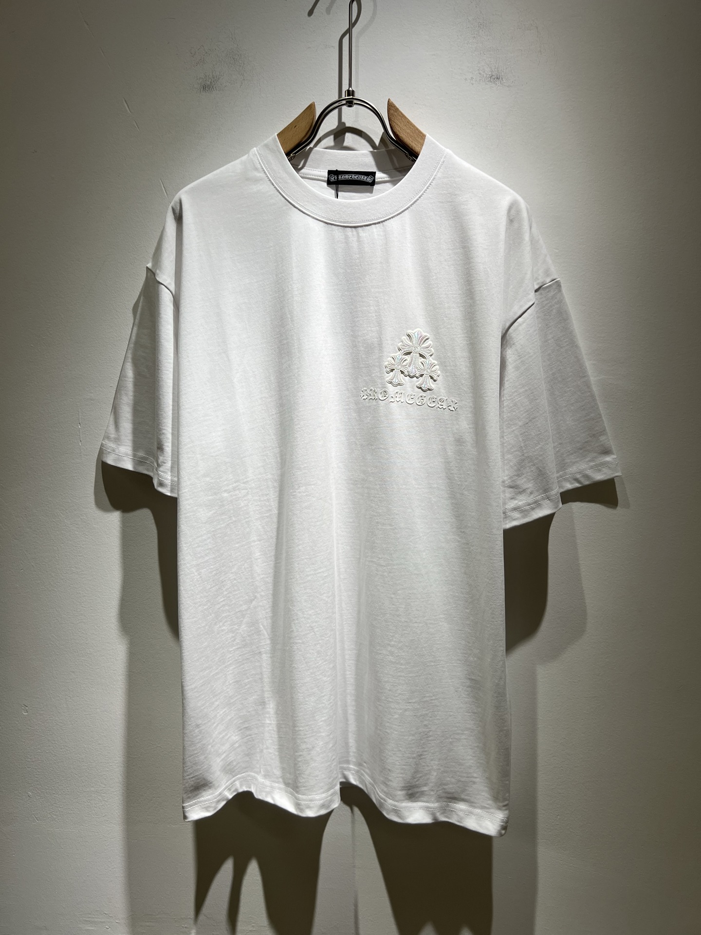 NO:144595,Chrome Hear*s 2025 spring and summer new product for men and women the same style as gram* heart short-sleeved T-shirt, recommended for cracked walls!  The fashionable and arrogant Chrome Hear*s is favored by the whole world. The 2025SS hits the stimulus version, the classic short-sleeved T-sleeved T-sleeved front and rear logo glue-pressed design!  Full of fashionable luxury style, exuding a charming sense of art!  Large and lazy, high-end exclusive wash water pure cotton material for customer supply!  Super comfortable upper body!  Large oversized shoulder-falling!  Men and women are the same style!  Size S-XL, chrome hearts, T-shirt,tees, t-shirt,alexander wang19860909Chrome Hear*s 克*心 2025春夏新品男女同款克*心短袖T恤,墙裂推荐！时尚傲娇的Chrome Hear*s,被全世界宠幸着.2025SS引爆款,经典克*心元素断绝短袖T,前后logo压胶设计！充满了时尚的奢华风,散发着迷人的艺术感！宽大慵懒,客供高端专属洗水纯棉材质！上身超级舒适！大廓形大落肩！男女同款入！尺码S-XL,,chrome hearts,T-shirt,tees，t-shirt,alexander wang,Men's clothing