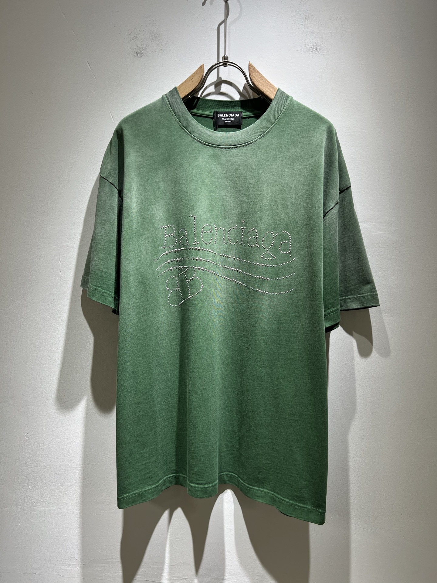 NO:144622,BALENCIA* Paris* Home 2025 Spring and Summer New Men and Women Couples Casual Loose Cotton Round Neck Short Sleeve T-shirt!  Trading companies have sparse channels and are released on the official website at the same time!  The latest series of spring and summer 2025, classic fashion design elements, injecting full vitality into the new series. This T-shirt is carefully selected for imported cotton fabrics. The fabric feels skin-friendly and soft and delicate, and the body logo is hot diamond design!  It has an extremely comfortable and breathable wearing experience. The whole item is very eye-catching and fashionable, and is deeply loved by young people today!  The loose round neck cut is a neutral style regardless of age and gender, suitable for matching all the styles and looks you need in your daily life!  It is recommended to wear couple outfits to go out on the street to make it more pleasing to the eye!  Size S-XL, balenciaga, T-shirt,tees, t-shirt,alexander wang19860909BALENCIA*巴黎*家 2025春夏新款男女同情侣款休闲宽松棉质圆领短袖T恤衫！贸易公司渠道稀出,同步官网发售 ！ 2025春夏最新系列,经典时尚设计元素,为全新系列注入满满活力,这款T恤衫用心甄选客供进口棉面料制成,面料手感亲肤柔软细腻,衣身logo烫钻设计！拥有着无比舒适透气性的穿着体验,整件单品极具吸睛度与时尚感,深受当下年轻人的喜爱！基础宽松的圆领版型裁剪,不分年龄与性别的中性款式,适合搭配你日常所需的所有风格与造型！建议搭配情侣装出街会更为养眼出色！尺码S-XL,,balenciaga,T-shirt,tees，t-shirt,alexander wang,Men's clothing