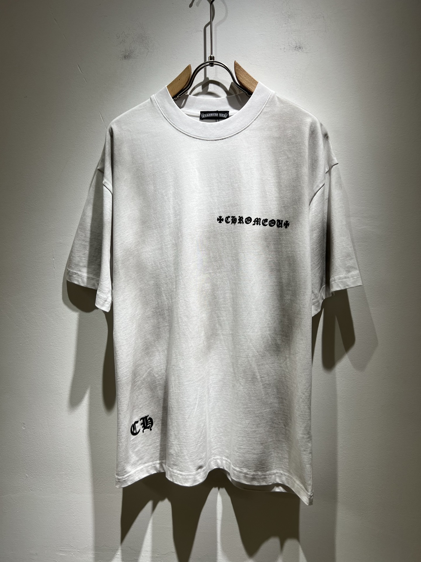 NO:144647,Chrome Hear*s 2025 spring and summer new product for men and women the same style as gram* heart short-sleeved T-shirt, recommended for cracked walls!  The fashionable and arrogant Chrome Hear*s is favored by the whole world. The 2025SS hits the stimulus version, the classic short-sleeved T-sleeved T-sleeved front and rear logo glue-pressed design!  Full of fashionable luxury style, exuding a charming sense of art!  Large and lazy, high-end exclusive wash water pure cotton material for customer supply!  Super comfortable upper body!  Large oversized shoulder-falling!  Men and women are the same style!  Size S-XL, chrome hearts, T-shirt,tees, t-shirt,alexander wang19860909Chrome Hear*s 克*心 2025春夏新品男女同款克*心短袖T恤,墙裂推荐！时尚傲娇的Chrome Hear*s,被全世界宠幸着.2025SS引爆款,经典克*心元素断绝短袖T,前后logo压胶设计！充满了时尚的奢华风,散发着迷人的艺术感！宽大慵懒,客供高端专属洗水纯棉材质！上身超级舒适！大廓形大落肩！男女同款入！尺码S-XL,,chrome hearts,T-shirt,tees，t-shirt,alexander wang,Men's clothing