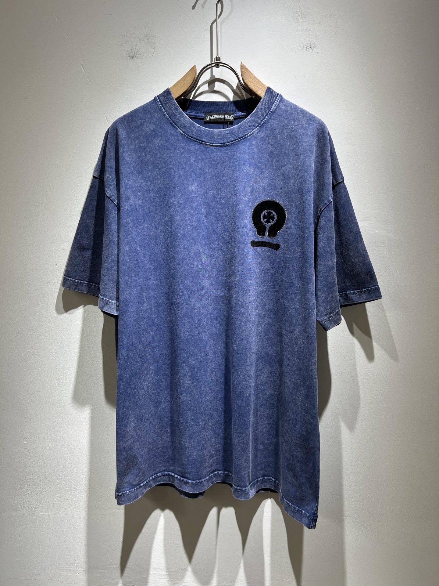 NO:144664,Chrome Hear*s 2025 spring and summer new product for men and women the same style as gram* heart short-sleeved T-shirt, recommended for cracked walls!  The fashionable and arrogant Chrome Hear*s is favored by the whole world. The 2025SS hits the stimulus version, the classic short-sleeved T-sleeved T-sleeved front and rear logo glue-pressed design!  Full of fashionable luxury style, exuding a charming sense of art!  Large and lazy, high-end exclusive wash water pure cotton material for customer supply!  Super comfortable upper body!  Large oversized shoulder-falling!  Men and women are the same style!  Size S-XL, chrome hearts, T-shirt,tees, t-shirt,alexander wang19860909Chrome Hear*s 克*心 2025春夏新品男女同款克*心短袖T恤,墙裂推荐！时尚傲娇的Chrome Hear*s,被全世界宠幸着.2025SS引爆款,经典克*心元素断绝短袖T,前后logo压胶设计！充满了时尚的奢华风,散发着迷人的艺术感！宽大慵懒,客供高端专属洗水纯棉材质！上身超级舒适！大廓形大落肩！男女同款入！尺码S-XL,,chrome hearts,T-shirt,tees，t-shirt,alexander wang,Men's clothing