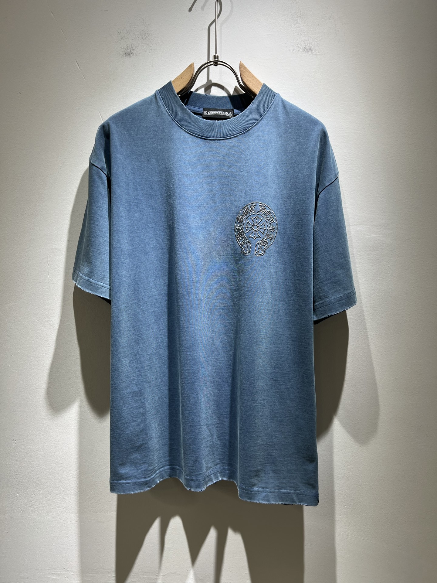 NO:144635,Chrome Hear*s 2025 spring and summer new product for men and women the same style as gram* heart short-sleeved T-shirt, recommended for cracked walls!  The fashionable and arrogant Chrome Hear*s is favored by the whole world. The 2025SS hits the hot product, the classic short-sleeved T-sleeved elements, and the front and rear logo hot diamond design!  Full of fashionable luxury style, exuding a charming sense of art!  Large and lazy, high-end exclusive wash water pure cotton material for customer supply!  Super comfortable upper body!  Large oversized shoulder-falling!  Men and women are the same style!  Size S-XL, chrome hearts, T-shirt,tees, t-shirt,alexander wang19860909Chrome Hear*s 克*心 2025春夏新品男女同款克*心短袖T恤,墙裂推荐！时尚傲娇的Chrome Hear*s,被全世界宠幸着.2025SS引爆款,经典克*心元素断绝短袖T,前后logo烫钻设计！充满了时尚的奢华风,散发着迷人的艺术感！宽大慵懒,客供高端专属洗水纯棉材质！上身超级舒适！大廓形大落肩！男女同款入！尺码S-XL,,chrome hearts,T-shirt,tees，t-shirt,alexander wang,Men's clothing