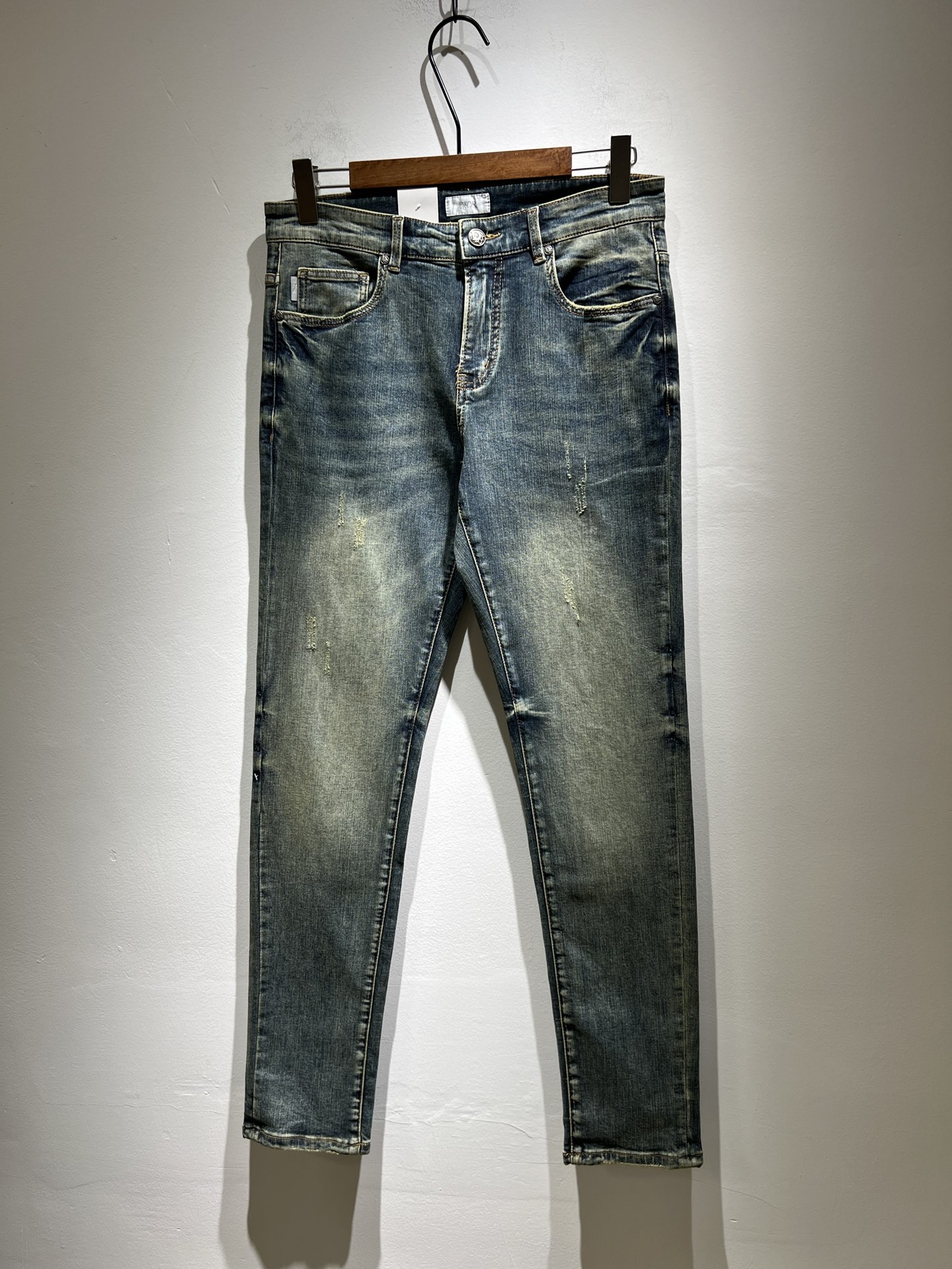 NO:144573,Dio*r Dijia 2025 spring and summer men's washing small straight jeans!  Trading company channel is awesome, excellent quality, versatile versatile pants king in the fashion circle, European and American street photography mid-to-high frequency dressing demonstration, pocket design logo hardware design!  Original leather logo waist brand modification!  And it is a must-have item for luxury brands every season!  Very pure and minimalist design tone!  Adhering to the D family's consistent fashion proposition, it is quite eye-catching, and it demonstrates its ingenious craftsmanship and strongly posits its brand identity!  Customized Italian tannin fabrics are invincible in texture and have a charm, perfect style and tailoring, and excellent slimming effect. They can sweep the wardrobe and match any top set. They are widely compatible and casual, with full upper body shapes and invincible fashionable and versatile!  Size 29 -40,dior,dior,dior,jeans,alexander wang19860909Dio*r 迪家 2025春夏男士水洗小直筒牛仔裤！贸易公司渠道牛货,品相超赞,时尚圈万能的百搭裤王,欧美街拍中高频穿搭示范,口袋设计logo五金设计！原版皮革logo腰牌修饰！且是奢侈品牌每季必出的单品！非常纯粹极简的设计基调！秉承了D家一贯的时尚主张,颇具看点,即彰显了匠心工艺又有力的标榜了品牌身份！客供意大利定制丹宁面料,质感无敌赞,颇具韵味,版型剪裁完美,提臀修身显瘦效果极佳,可横扫衣橱任何的上装搭配,兼容性广泛,休闲兼备,上身型款十足,无敌的时髦百搭神品！尺码29 -40,,dior,dior,dior,jeans,alexander wang,Men's clothing