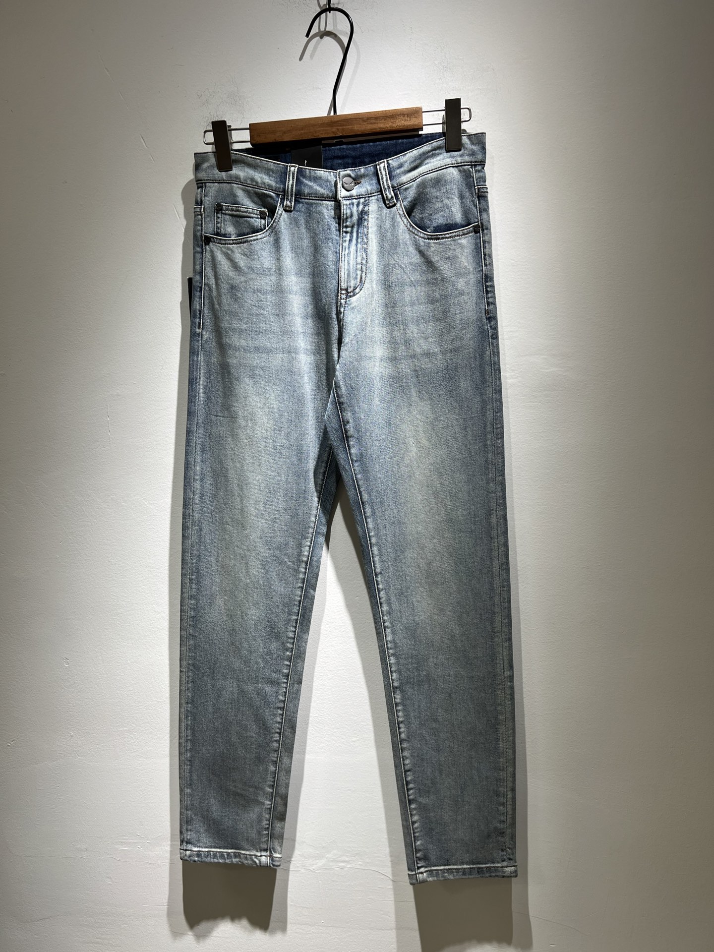 NO:144580,FEN*I FEN*Di Spring and Summer New FD Home Casual Jeans!  Original Italian orders, popular FD family items, high-quality products with full representation and full of specifications, high-quality products that all FD fans are worth buying!  Pure Yidian channel orders, high-end and popular products from the FD family, very popular items at the moment, FD's iconic hardware and leather logo waist brand design!  !  Trendy and beautiful, full of trendy atmosphere, extremely high grade and specifications, giving people a strong visual impact, with extremely high recognition, top-grade denim fabric, created, soft, delicate and comfortable, and the quality is quite high-end and classy!  Perfectly interprets the charm of the brand and leaves a deep impression. It is more fashionable and charming, simple, generous and fashionable, and has no pressure on the outfit!  Size 29-40, fendi,dior,jeans,alexander wang19860909FEN*I 芬*迪2025春夏新款FD家休闲牛仔裤！意大利原厂订单,FD家族人气单品,代表性十足,规格感十足的精品,所有FD粉丝都值得抢购的精品！纯正意代渠道订单,FD家族的高奢人气爆款产物,当下十分火爆的单品,FD标志性五金皮革logo腰牌设计！！新潮又好看,潮流气息感十足,档次规格感极高,给人的视觉冲击感相当强烈,有着极高的辨识度,顶级丹宁面料,打造,触感柔软细腻舒适,品相相当高级有档次！完美诠释品牌魅力,给人留下深刻印象.更具时尚与韵味,简约大方时尚,对于穿搭更是毫无压力！尺码29-40,,fendi,dior,jeans,alexander wang,Men's clothing