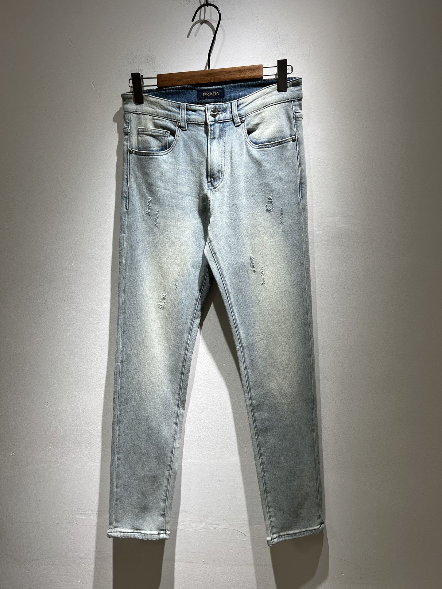 NO:144550,PRA*DA Prada 2025 Spring and Summer New Products are on sale!  Denim is high-end, versatile and pragmatic, and not sensational!  Limited editions in Hong Kong, Macao and Taiwan!  !  Three-dimensional cut cotton material!  The Taiwan foreign trade company undertakes the exquisite and delicate materials, which seem to be Prada's patented high-quality custom-made original logo waist brand design!  Not only in the material, color and style, the life philosophy behind the design just fits the dual mentality of modern people's pursuit of personal practicality and fashion aesthetics, and achieves a perfect balance between function and aesthetics. It is not only the display of fashion trends, but also the ultimate of modern aesthetics. P's vision does not limit the indispensable components of the core value of fashion brands, another alternative to mature styles and sizes 29-40, prada, prada, alexander wang19860909PRA*DA 普拉达 2025春夏新品发售！牛仔高级百搭实用主义不哗众取宠！港澳台地区限定款！！立体裁剪纯棉材质！台湾外贸公司承接、材质精致细腻似乎是普拉达专利品质上乘 定制原版logo腰牌设计！不仅在材料、颜色与款式工夫,设计背后的生活哲学正巧契合现代人追求切身实用与流行美观的双重心态,在机能与美学之间取得完美平衡,不但是时尚潮流的展现,更是现代美学的极致.P的视野并没有局限时尚品牌核心价值中不可或缺的组成部分、的另一种选择替代风格成熟、尺码29-40,,prada,prada,alexander wang,Men's clothing