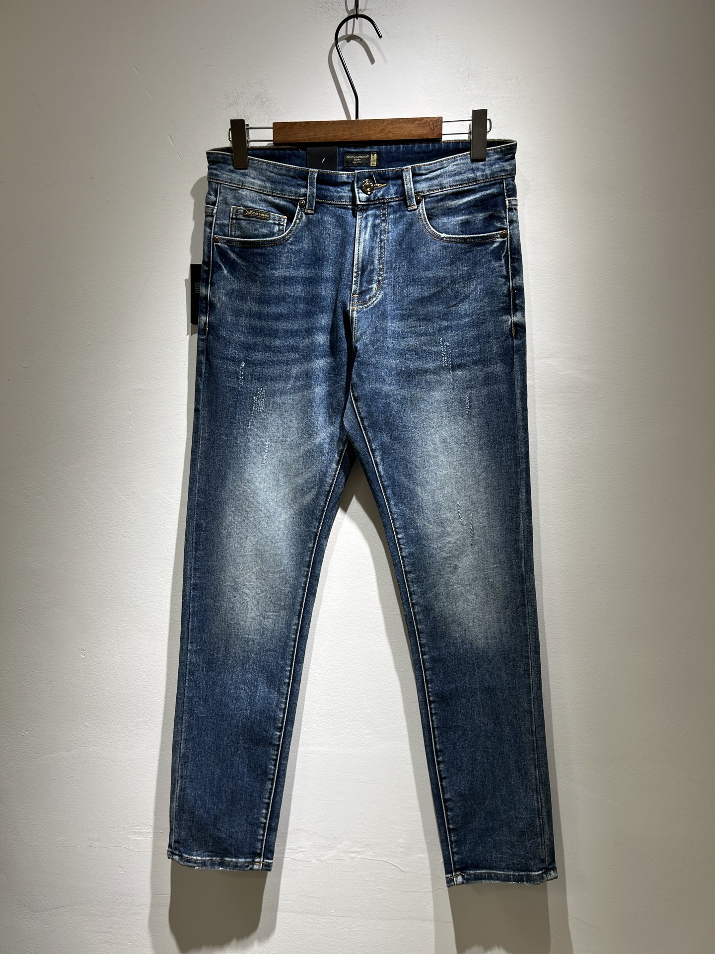 NO:144565,Dolce & Dolce*na 2025 spring and summer new jeans, wash and naturally not easy to deform and decolorize, three-dimensional tailoring perfectly shaped fabric, comfortable and soft, and casually matched, comfortable means its interpretation of fashion and leisure. DG's consistent style reflects the brand's pursuit of quality, with a bit of hedonist flavor, pays great attention to details, likes everything that is not formulaic, pursues freedom, Dolce & GABB*NA's style is very unique. At the beginning of the business, it insists on making plates and designing logo logo waist brand design!  For the fashion industry that paid attention to the show at that time, it was quite unique. Size 29-40, Dolce & Gabbana, Dolce & Gabbana, Dolce & Gabbana, jeans, alexander wang19860909Dolce & 杜嘉*纳 2025春夏新品牛仔裤,水洗处理自然不易变形脱色、立体剪裁完美塑形面料质舒适柔软随意搭配、舒适代表它对时尚休闲的诠释是DG一贯作风细节处体现这个品牌对品质的追求,带点享乐主义者的味道,非常注重细节,喜欢一切非公式化的东西,追求自由杜嘉班纳 (DOLCE&GABB*NA) 的作风非常独特,创业之初坚持自己制版、设计标识logo腰牌设计！对于当时讲究排场的时装界,是相当独树一格的.尺码29-40,,Dolce&Gabbana,Dolce&Gabbana,Dolce&Gabbana,jeans,alexander wang,Men's clothing