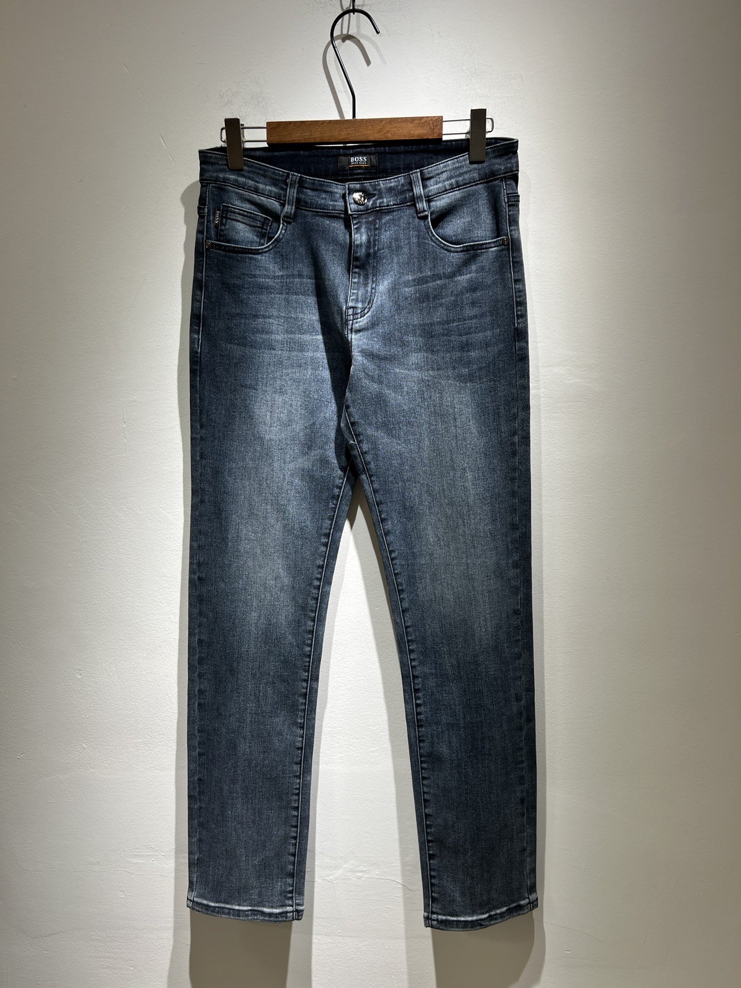 NO:144557,HUGO BOSS New 2025 Spring and Summer Products are available!  Denim is high-end, versatile and pragmatic, and not sensational!  Limited editions in Hong Kong, Macao and Taiwan!  !  Three-dimensional cut cotton material!  The Taiwan foreign trade company undertakes the exquisite and delicate materials seem to be patented with high quality. Customized original logo leather design!  Not only in the material, color and style, the life philosophy behind the design just fits the dual mentality of modern people's pursuit of personal practicality and fashion aesthetics, and achieves a perfect balance between function and aesthetics. It is not only the display of fashion trends, but also the ultimate of modern aesthetics. P's vision does not limit the indispensable components of the core value of fashion brands, another alternative to mature styles and sizes 29-40, alexander wang19860909HUGO BOSS 雨果博斯 2025春夏新品发售！牛仔高级百搭实用主义不哗众取宠！港澳台地区限定款！！立体裁剪纯棉材质！台湾外贸公司承接、材质精致细腻似乎是专利品质上乘 定制原版logo皮革设计！不仅在材料、颜色与款式工夫,设计背后的生活哲学正巧契合现代人追求切身实用与流行美观的双重心态,在机能与美学之间取得完美平衡,不但是时尚潮流的展现,更是现代美学的极致.P的视野并没有局限时尚品牌核心价值中不可或缺的组成部分、的另一种选择替代风格成熟、尺码29-40,,alexander wang,Men's clothing