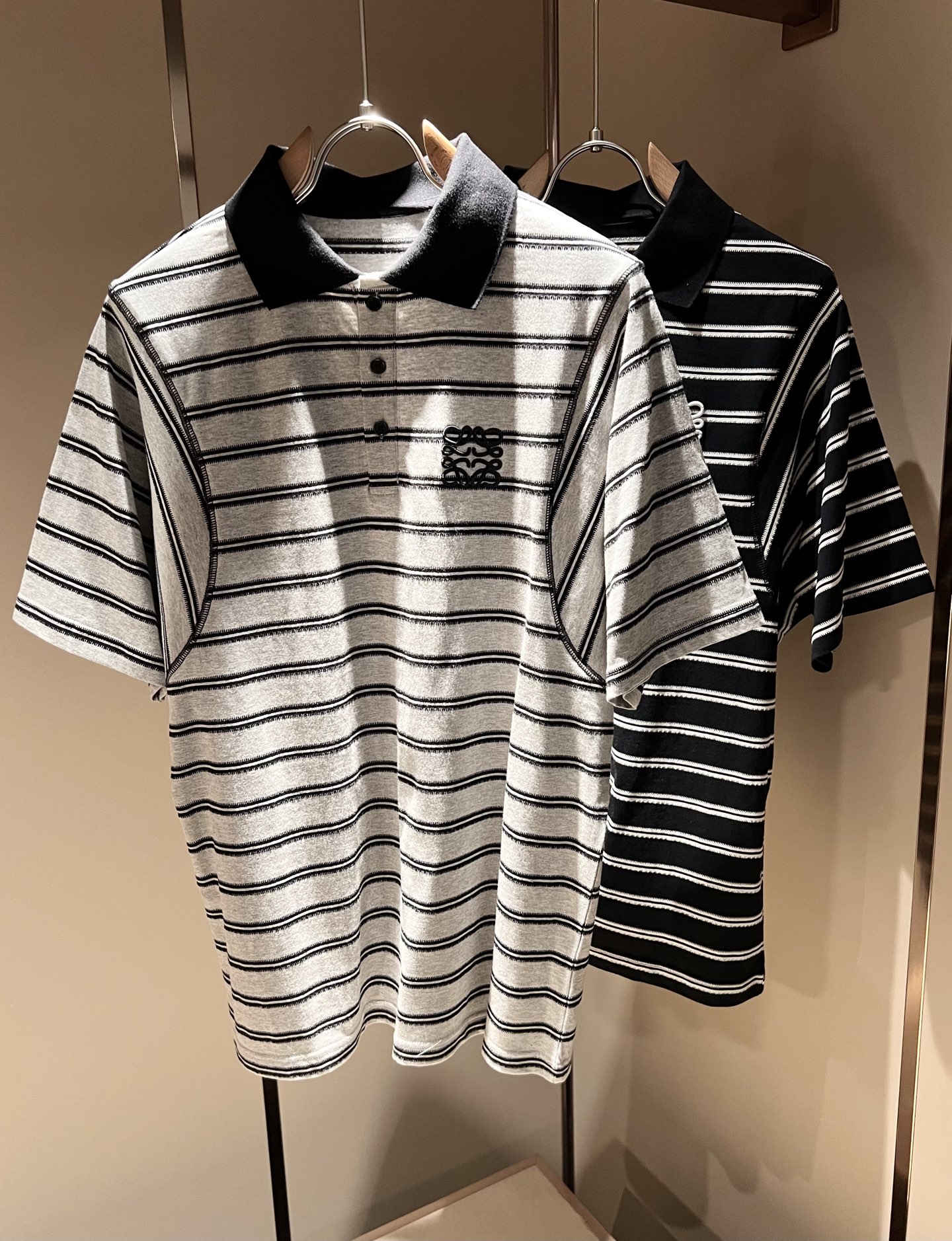 NO:144545,LOE*WE Luo*We 2025 spring and summer new men and women's eloquent long-sleeved T-shirt, original Italian order channel, very personalized and high-end style, logo logo pattern embroidery craft design!  Couple pure cotton short-sleeved T-shirt!  !  The latest fashion trends and popular products are here, and it is another simple and high-end fashion item. It is a fashion product with very high-end outfit charm. It is a must-have item for fashion trends!  Original Italian manufacturer channels, special-level orders, and released at the same time as Hong Kong, Macao and Taiwan buyers. This model is also the latest popular product of Luo Yiweijia this year and the most classic product. Its specifications and grades are beyond doubt!  !  The choice is very diverse, and it can be said that this model naturally has a fresh and natural feeling, showing the brand charm and high-end feeling. The texture of this model is very good, and the heavy weight and brilliant skin-friendliness that can be seen with hands are even better, and it is a complete enjoyment of wearing!  !  Size: M-2XL, loewe, loewe, T-shirt,tees, t-shirt,alexander wang19860909LOE*WE罗*威 2025春夏新款男女同款长袖T恤,意大利原厂订单渠道,极具个性高级风,标志logo图案刺绣工艺设计！情侣款纯棉短袖T恤！！最新时尚潮流人气产物驾到,又是一款简约高级的时尚单品,穿搭魅力十分高级不俗的时尚产物 ,时尚潮流必备单品！意大利原厂渠道,特供级别订单,同步港澳台买手店发布,此款也是罗意威家今年的最新人气产物,也是最经典的产物,其规格跟档次更是毋庸置疑！！ 选择极具多样化,言而喻此款自然具备那种清新自然的感觉,彰显品牌魅力与高级感,此款的质感十分的到位,用手可以感知的重磅跟出彩亲肤程度更是上佳,十足的穿着享受！！尺码: M-2XL,,loewe,loewe,T-shirt,tees，t-shirt,alexander wang,Men's clothing