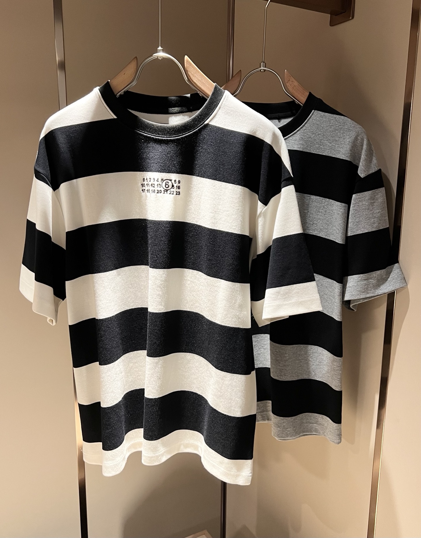 NO:144582,Maison Margiel 2025 spring and summer new short-sleeved T-shirt for men and women, and the counter is available at the same time!  Customized exclusive wash water pure cotton fabric, chest logo pattern embroidery design!  Simple and generous, calm and versatile, extremely high-end, perfectly integrated with fashion and style, a top fashionable style that perfectly suits the outside wear!  The overall feeling is natural!  Extremely classic versatile casual pants, customized original cotton fabric!  The ultimate perfection of heavy industry!  Fans who pursue high quality are please buy them by themselves, and all fans who know the goods are invited to appreciate this model together!  !  Size M-2XL, Masion Margiela, T-shirt,tees, t-shirt,alexander wang19860909马吉拉 maison margiel 2025春夏新款男女同款短袖T恤,专柜同步发售！定制专属洗水纯棉面料,胸前logo图案刺绣设计！简约大方,从容百搭,档次极高,完美融入时尚还有风情感一款完美符合外穿的顶尖时髦气质款！整体给人浑然天成的感觉！极致经典的百搭型休闲裤,定制原版纯棉面料！极致的重工极致的完美！追求高品质的粉丝们请自行抢购,诚邀所有识货的粉丝一同鉴赏此款！！尺码M-2XL,,masion margiela,T-shirt,tees，t-shirt,alexander wang,Men's clothing