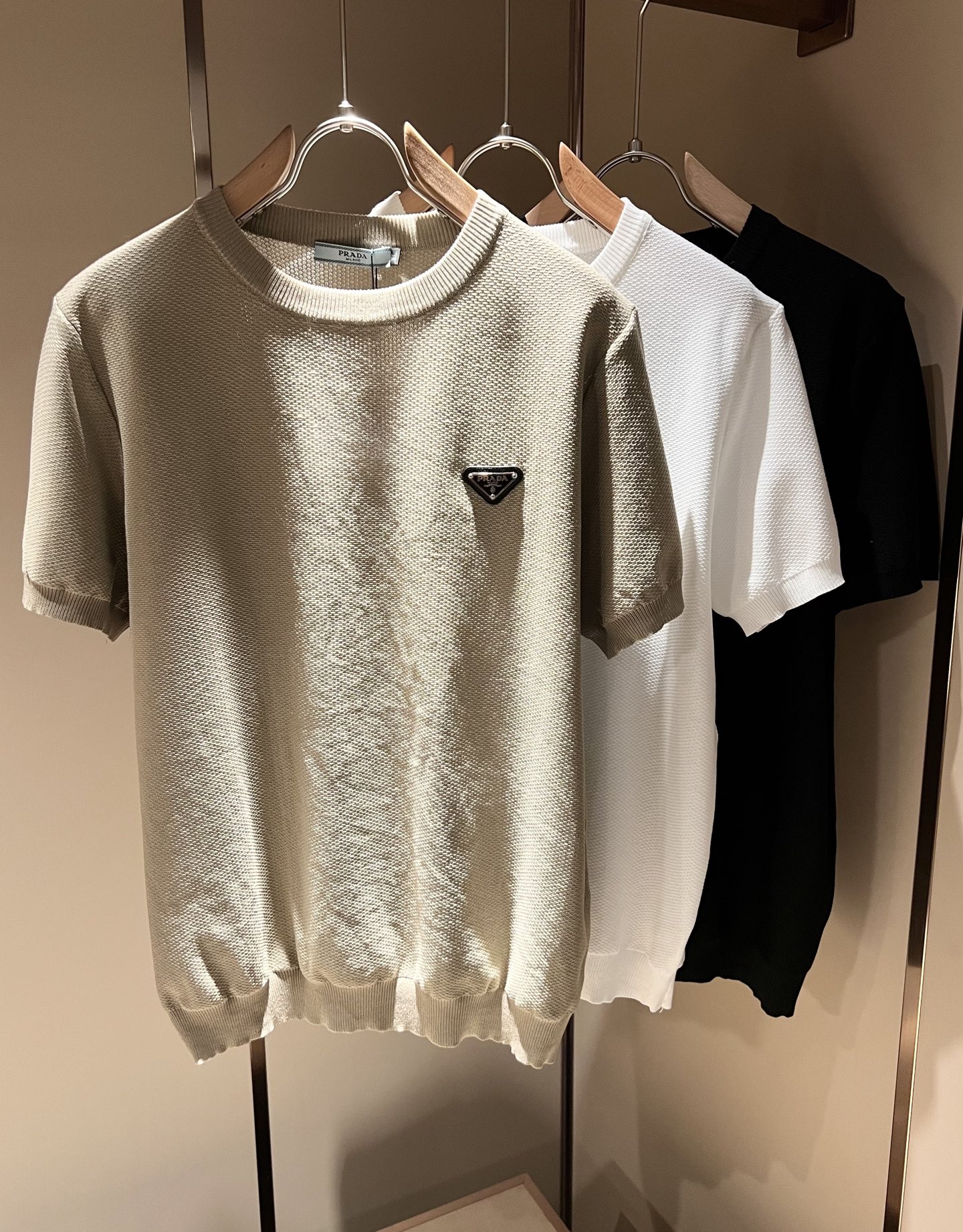 NO:144551,PRAD*A Pu*da 2025 early spring new men's short-sleeved knitted short-sleeved T-shirt, the latest model is exclusively available on the entire network!  !  ~ It is classic and fashionable and versatile, who doesn’t like it? It will show the classic again. It is very pleasing to the eye and comes with a low luxury halo and recognition!  Pr*da's traditional brand concept and modern advanced technology are perfectly combined. Coupled with the extremely modern and modern minimalist design, P's exclusive three-dimensional hardware logo badge pattern design!  Customized 100% imported knitted fabric!  The texture of this model is quite touching, the specifications and grades are known with tentacles. The degree of delicateness and breathability are top-notch!  Size M-4XL, prada, T-shirt,tees, t-shirt,alexander wang19860909PRAD*A普*达2025早春新款男士短袖针织短袖T恤,最新款全网独家首上！！~既经典有时尚百搭,谁不爱啊,将经典再次展现,非常的耐看,自带低奢光环与辨识度！Pr*da传统的品牌理念和现代化的先进技术进行了完美结合.加上极其现代摩登风范的简约设计,p家专属立体五金logo徽章图案设计！定制百分百进口针织面料！此款的质感相当感人 触手便知规格档次 细腻程度与透气效果堪称顶级！尺码M-4XL,,prada,T-shirt,tees，t-shirt,alexander wang,Men's clothing