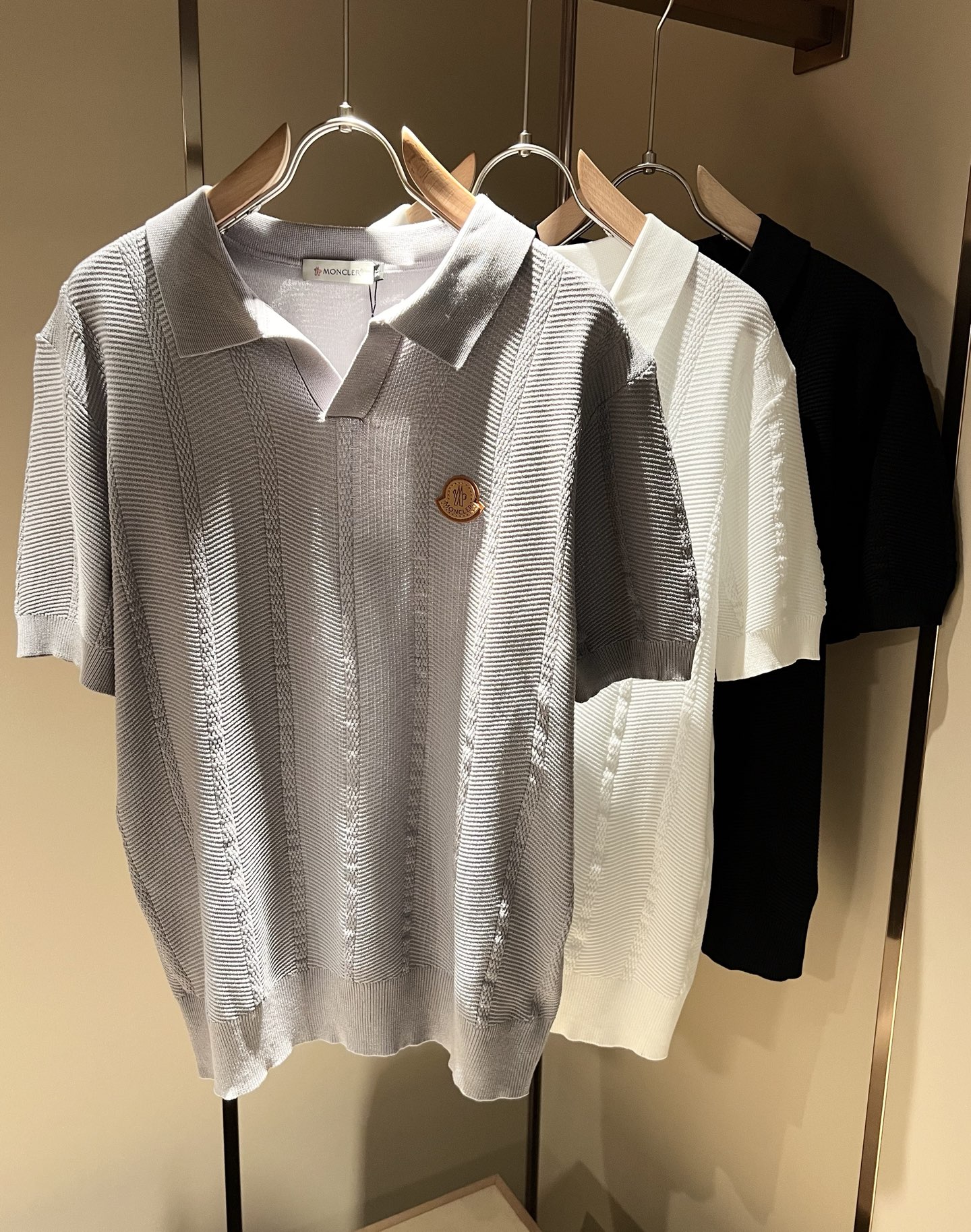 NO:144605,Moncler Mengjia's latest trade order knitted short-sleeved T-shirt in spring and summer 2025, full quality!  !  Internet celebrity style!  The craftsmanship adopts a chest badge design!  The upper body is comfortable and breathable, not stiff, and the overall body has a rich three-dimensional feeling, quality export orders, and chest logo pattern badge design!  Customized knitted fabric tailoring meets the simple needs of commuters for dressing. The upper body works well, looks slim and is not picky about the figure. The fabric workmanship is impeccable. Only good craftsmanship can make you look good and tasteful. It is a must-have item for everyone!  Size M-4XL, christian louboutin, T-shirt,tees, t-shirt,alexander wang19860909Moncler蒙家 2025春夏最新的贸易订单针织短袖T恤,全品相！！网红款！工艺采用胸前徽章设计！上身舒适透气,不僵硬,整体有着丰富的立体感,品质出口订单,胸前logo图案徽章设计！定制针织面料剪裁,满足通勤人们对于着装的简约需求,上身效果很好,显瘦,不挑剔身材.面料做工....无可挑剔,好工艺好面料才能穿出好品味一款,人手必备单品！尺码M-4XL,,christian louboutin,T-shirt,tees，t-shirt,alexander wang,Men's clothing