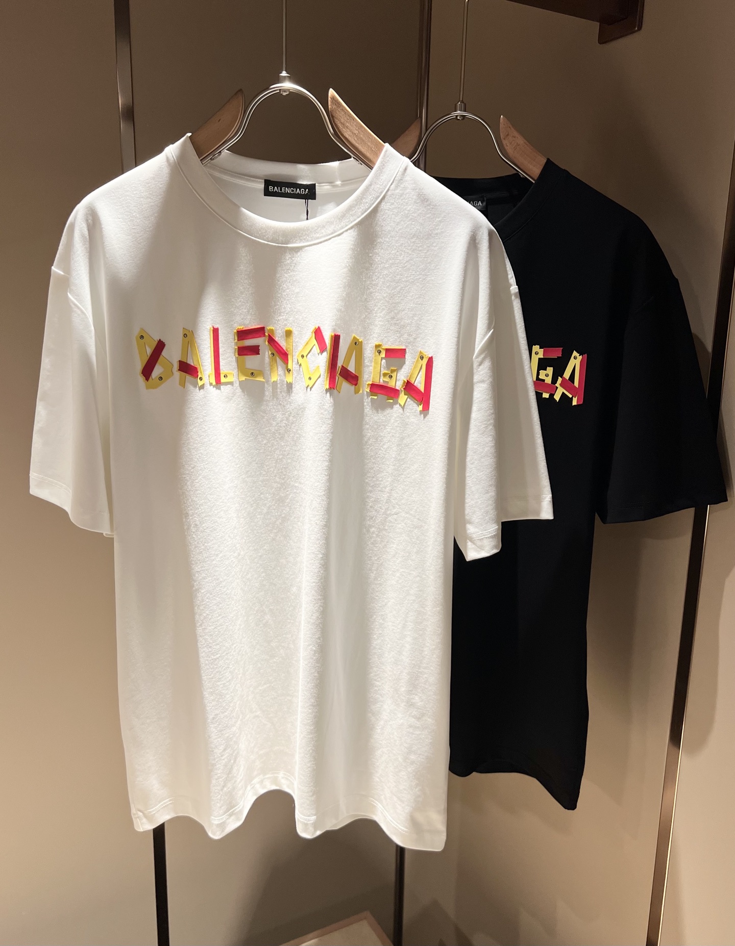 NO:144540,BALENCIA* Paris* Home 2025 Spring and Summer New Men and Women Couples Casual Loose Cotton Round Neck Short Sleeve T-shirt!  Trading companies have sparse channels and are released on the official website at the same time!  The latest series of spring and summer 2025, classic fashion design elements, injecting full vitality into the new series. This T-shirt is carefully selected for customers to use imported cotton fabrics. The fabric feels skin-friendly and soft and delicate, and the body logo is glued!  It has an extremely comfortable and breathable wearing experience. The whole item is very eye-catching and fashionable, and is deeply loved by young people today!  The loose round neck cut is a neutral style regardless of age and gender, suitable for matching all the styles and looks you need in your daily life!  It is recommended to wear couple outfits to go out on the street to make it more pleasing to the eye!  Size M-3XL, balenciaga, T-shirt,tees, t-shirt,alexander wang19860909BALENCIA*巴黎*家 2025春夏新款男女同情侣款休闲宽松棉质圆领短袖T恤衫！贸易公司渠道稀出,同步官网发售 ！ 2025春夏最新系列,经典时尚设计元素,为全新系列注入满满活力,这款T恤衫用心甄选客供进口棉面料制成,面料手感亲肤柔软细腻,衣身logo压胶设计！拥有着无比舒适透气性的穿着体验,整件单品极具吸睛度与时尚感,深受当下年轻人的喜爱！基础宽松的圆领版型裁剪,不分年龄与性别的中性款式,适合搭配你日常所需的所有风格与造型！建议搭配情侣装出街会更为养眼出色！尺码M-3XL,,balenciaga,T-shirt,tees，t-shirt,alexander wang,Men's clothing